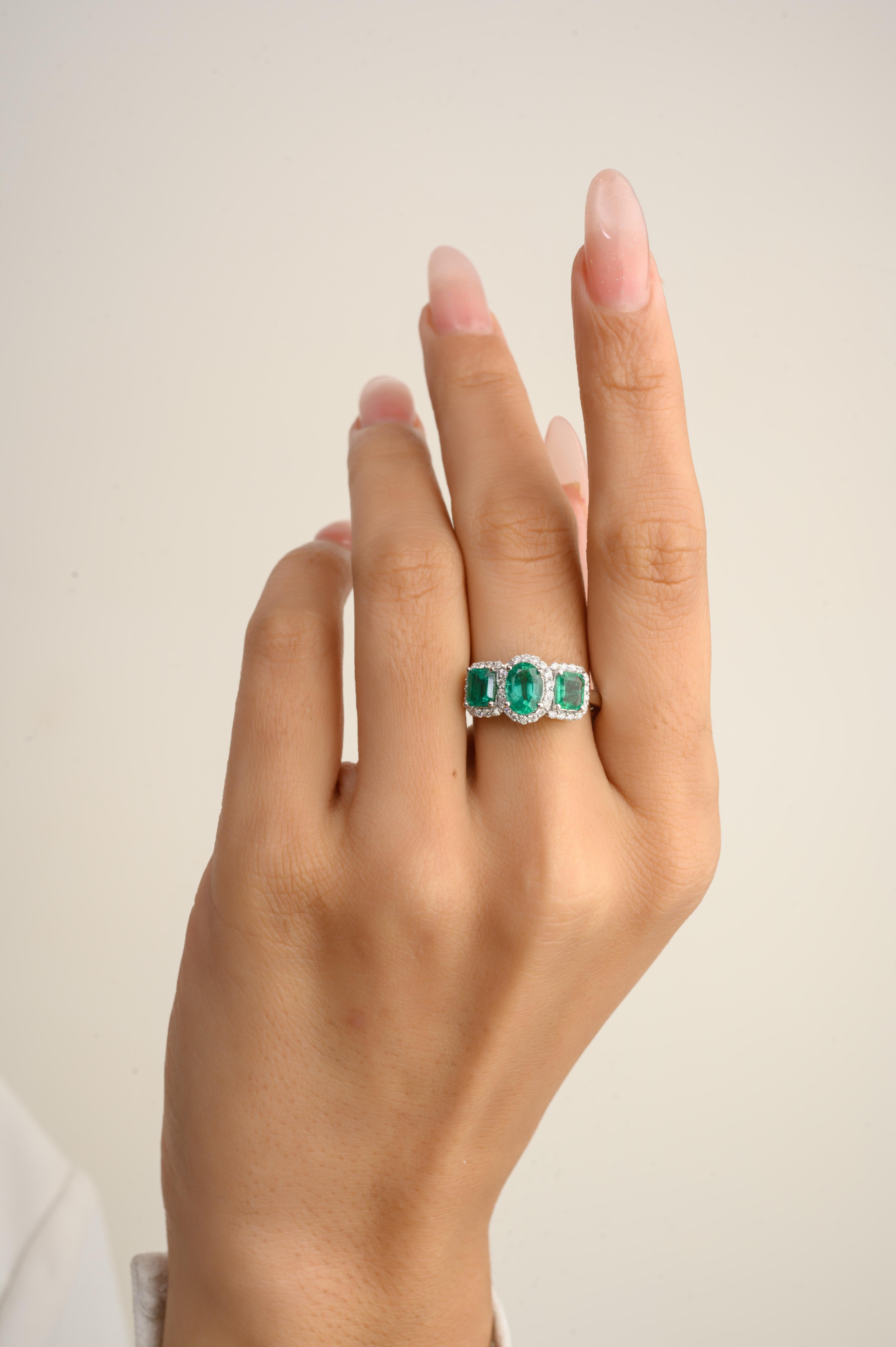 En venta: Alianza de oro blanco macizo de 14 quilates con esmeralda natural de tres piedras y halo de diamantes  7