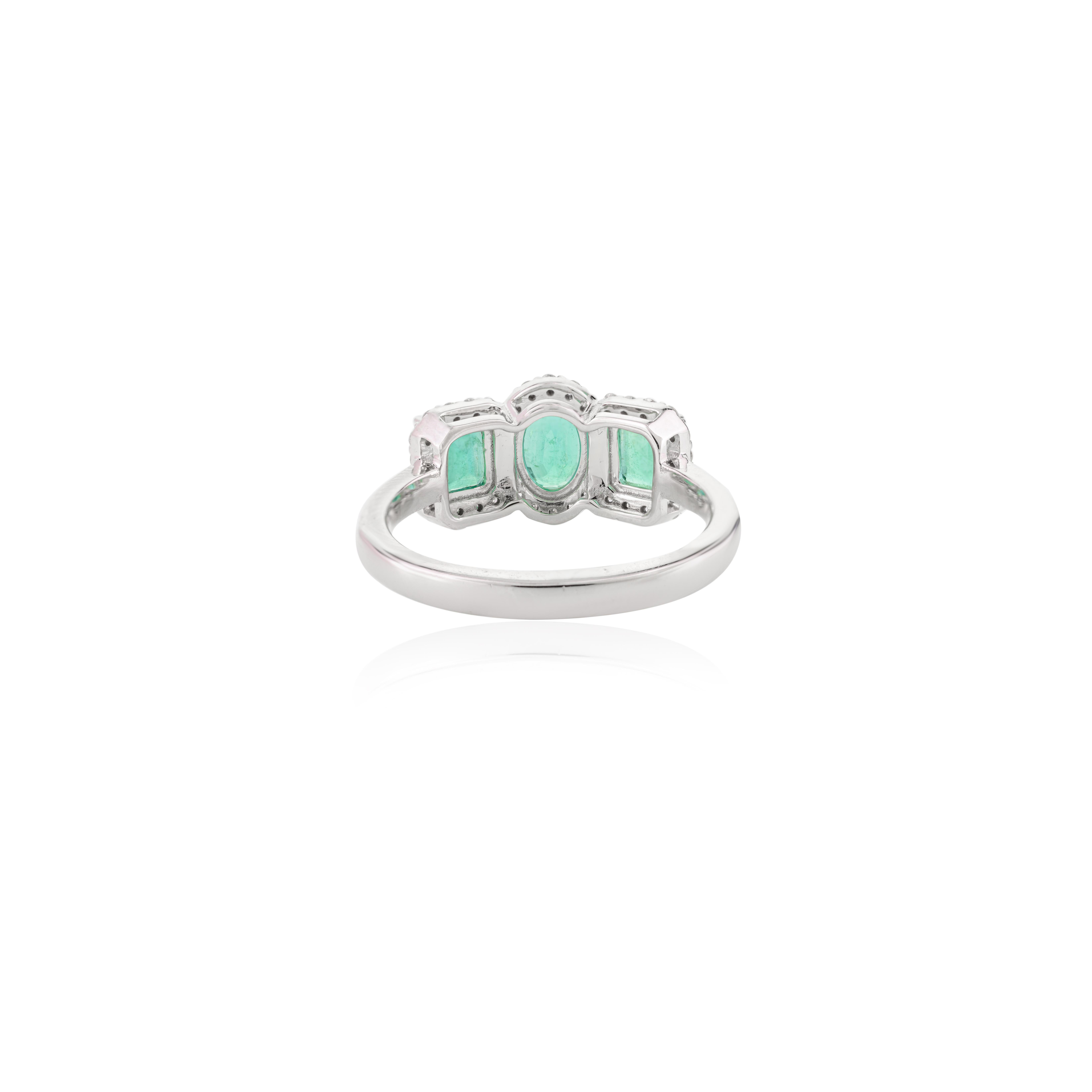 En venta: Alianza de oro blanco macizo de 14 quilates con esmeralda natural de tres piedras y halo de diamantes  8