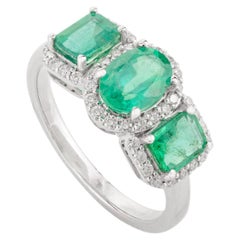 Alianza de oro blanco macizo de 14 quilates con esmeralda natural de tres piedras y halo de diamantes