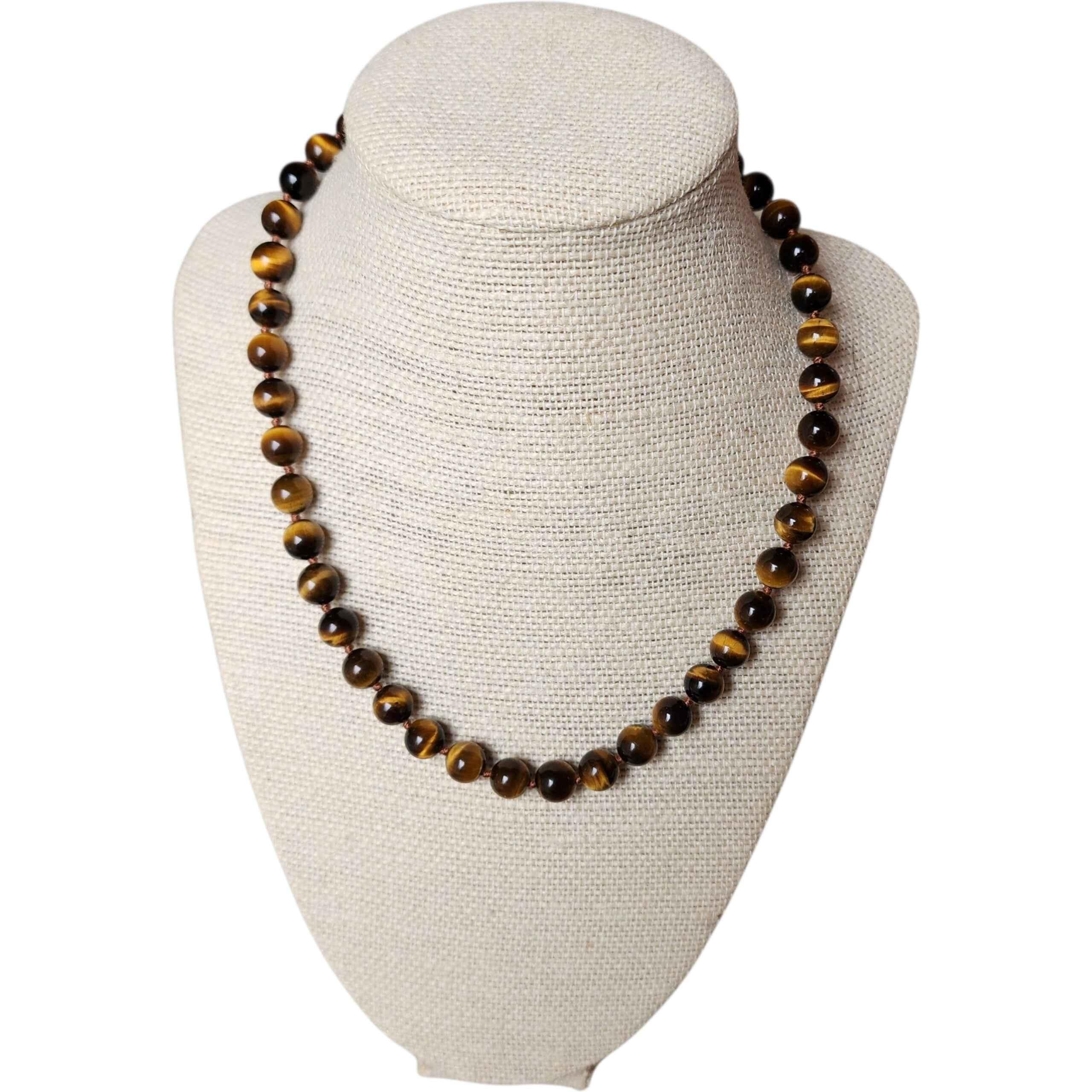 Un classico filo di autentico occhio di tigre naturale, caratterizzato dalla sua caratteristica patinatura dorata e dalle profonde sfumature dell'espresso. Ogni perlina è perfettamente lucida, annodata a mano su seta marrone per una maggiore