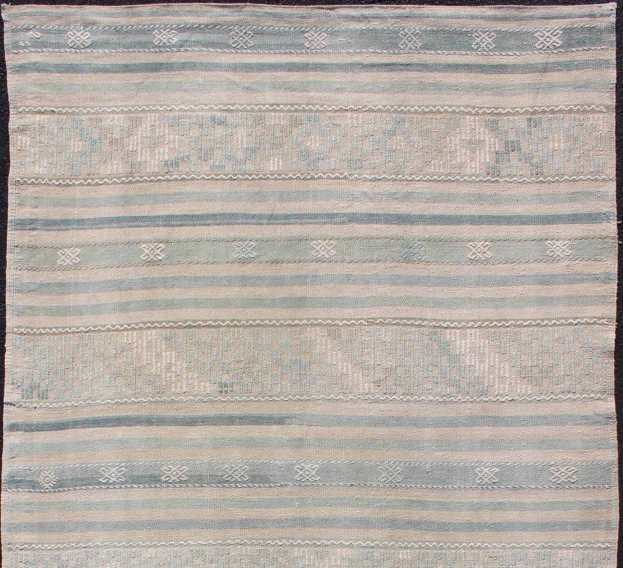 Streifenmuster-Kilim mit geometrischen Motiven, Keivan Woven Arts / Teppich EN-179486, Herkunftsland / Art: Türkei / Kelim, um 1950

Dieser flachgewebte Kelim aus der Türkei zeigt eine spannende Komposition aus Streifen in Naturtönen. Die