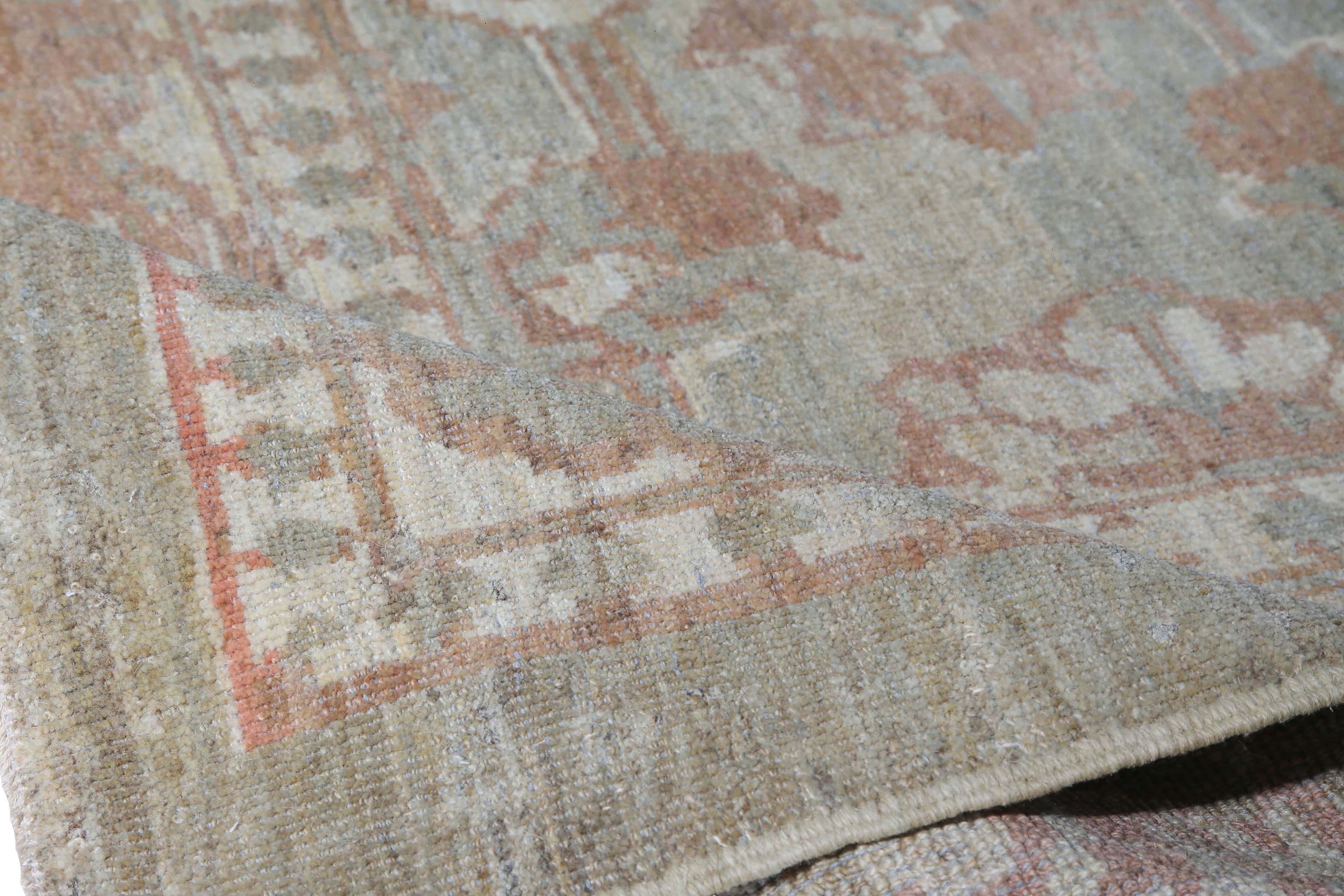 Ti presentiamo il magnifico tappeto Sultanabad Rugs (9'10'' x 14'6''), realizzato a mano in Turchia. Questo tappeto tradizionale è un vero capolavoro, caratterizzato da colori naturali con sfumature beige, rosso ruggine e azzurro che creano un