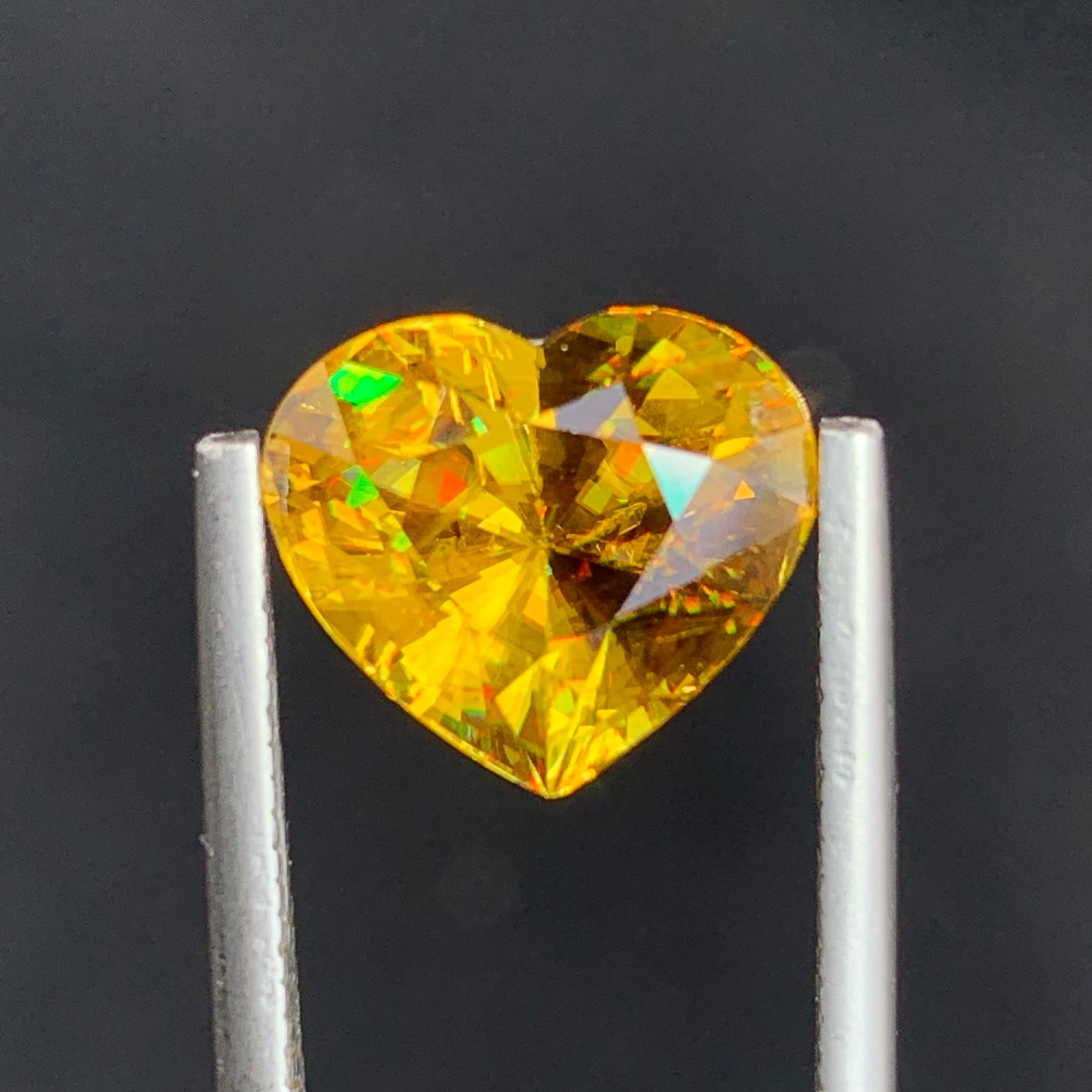 Natural Top AAA Quality Magnificent Yellow Fire Sphene 5.30 Carat Heart Shape  In New Condition For Sale In Peshawar, PK