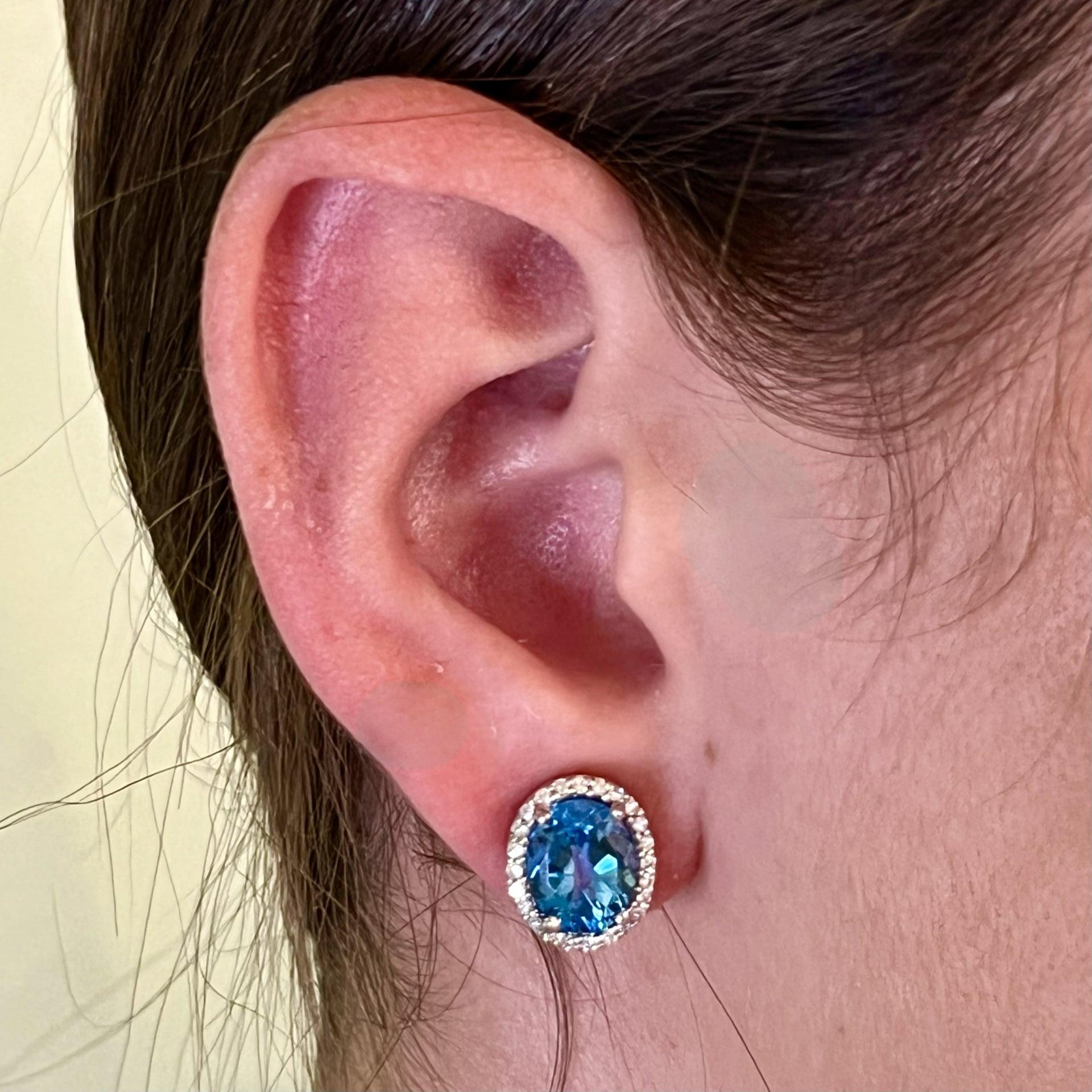 Orecchini con diamanti di qualità Topazio naturale finemente sfaccettato Oro 14k W 6,98 TCW Certificato $3,950 311647

Questo è un gioiello unico, personalizzato e affascinante!


Questi scintillanti orecchini a perno con topazio naturale e diamante