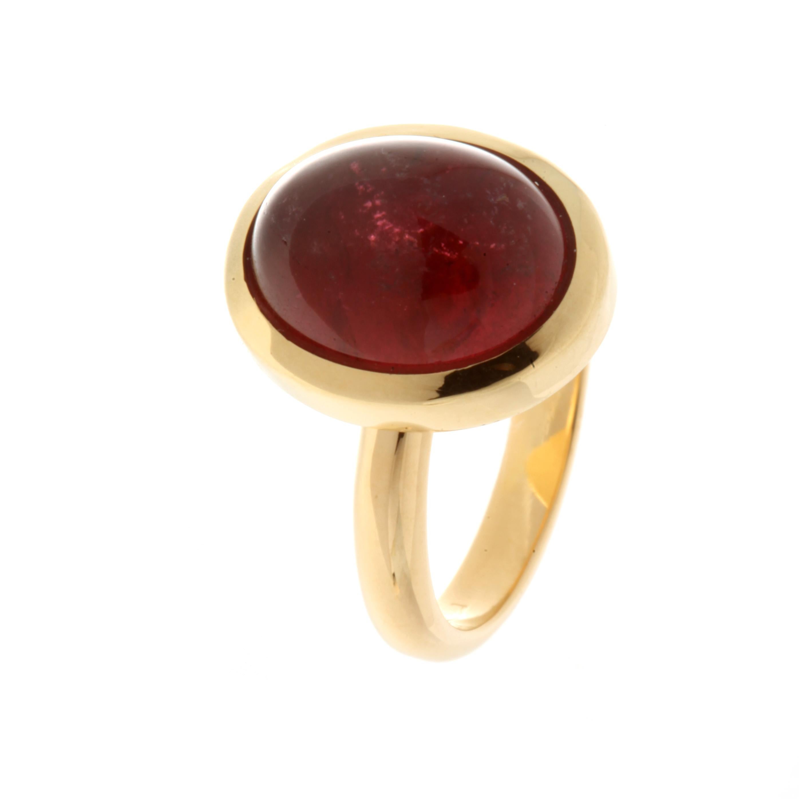 Magnifique bague avec un travail d'art exceptionnel, un étalage de couleurs remarquable et un savoir-faire italien conçu par Intini Jewels. Cette bague unique présente une tourmaline ovale naturelle sur un motif cocktail en or jaune 18