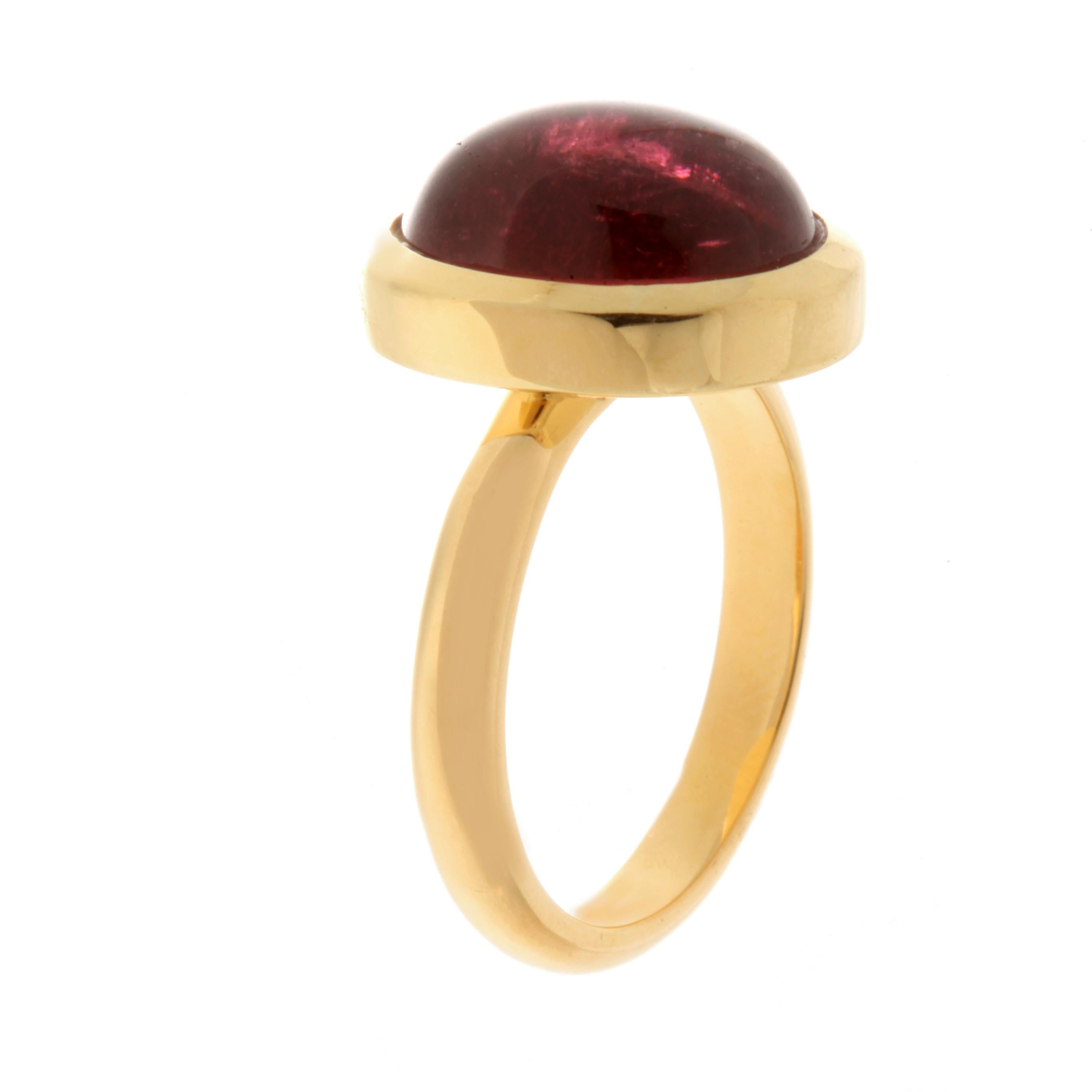 Artisan Bague cocktail ovale solitaire en or jaune 18 carats sertie d'une tourmaline naturelle en forme de chaton en vente