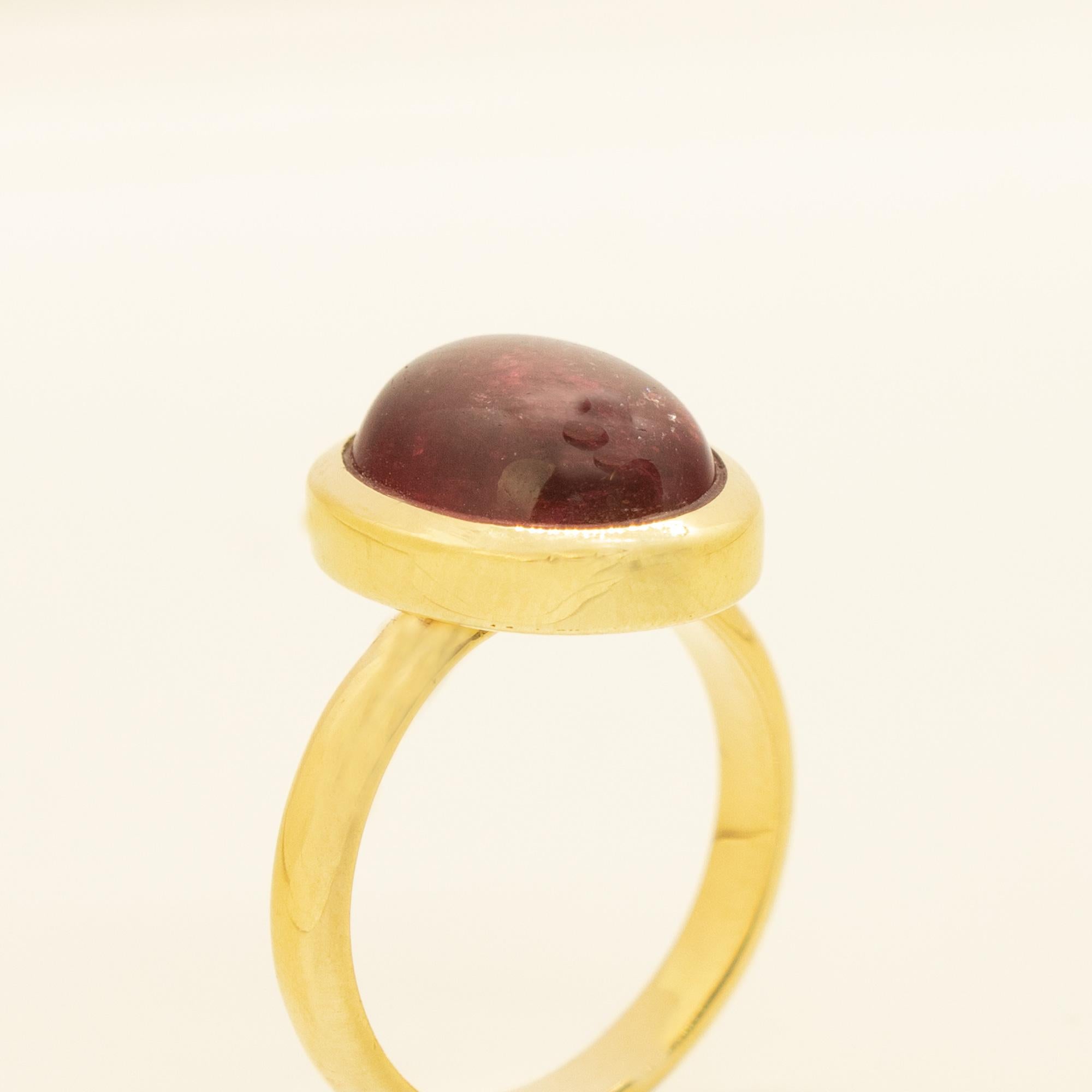 Taille cabochon Bague cocktail ovale solitaire en or jaune 18 carats sertie d'une tourmaline naturelle en forme de chaton en vente