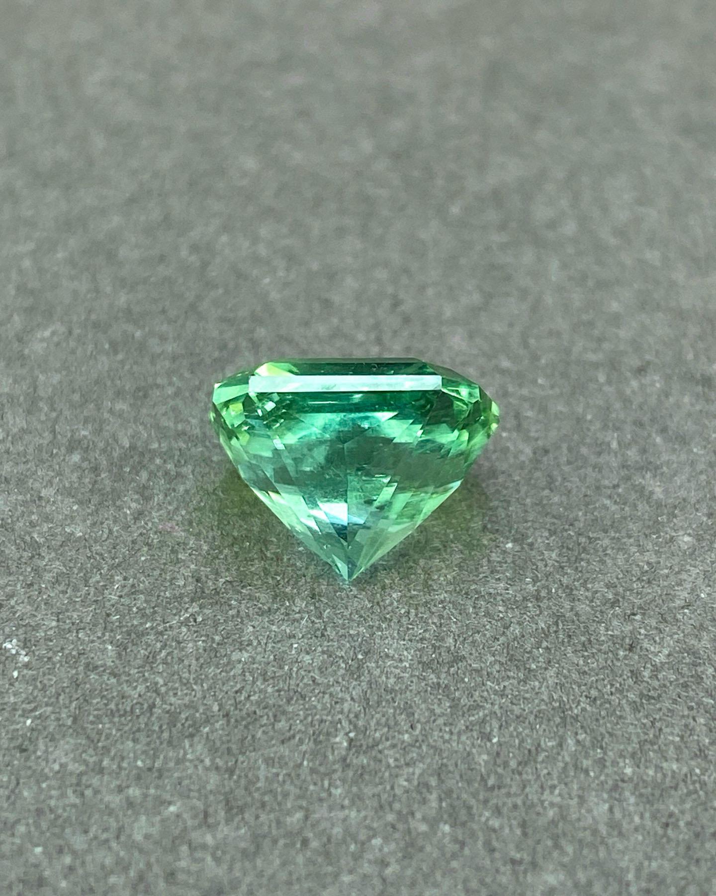 Taille brillant Tourmaline naturelle d'Afghanistan vert vif précision de taille 6,21 carats en vente