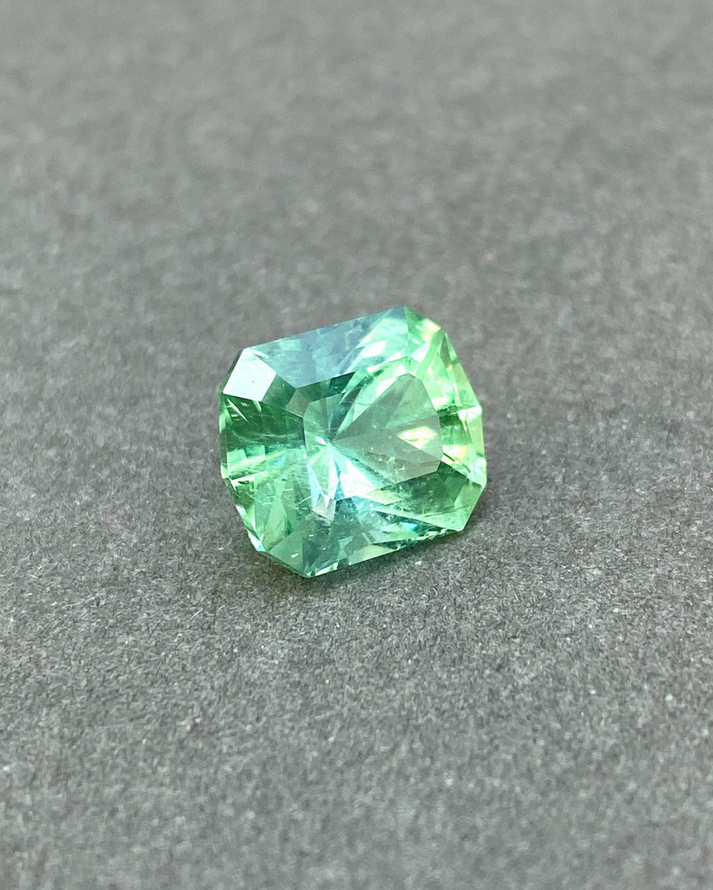 Tourmaline naturelle d'Afghanistan vert vif précision de taille 6,21 carats Unisexe en vente