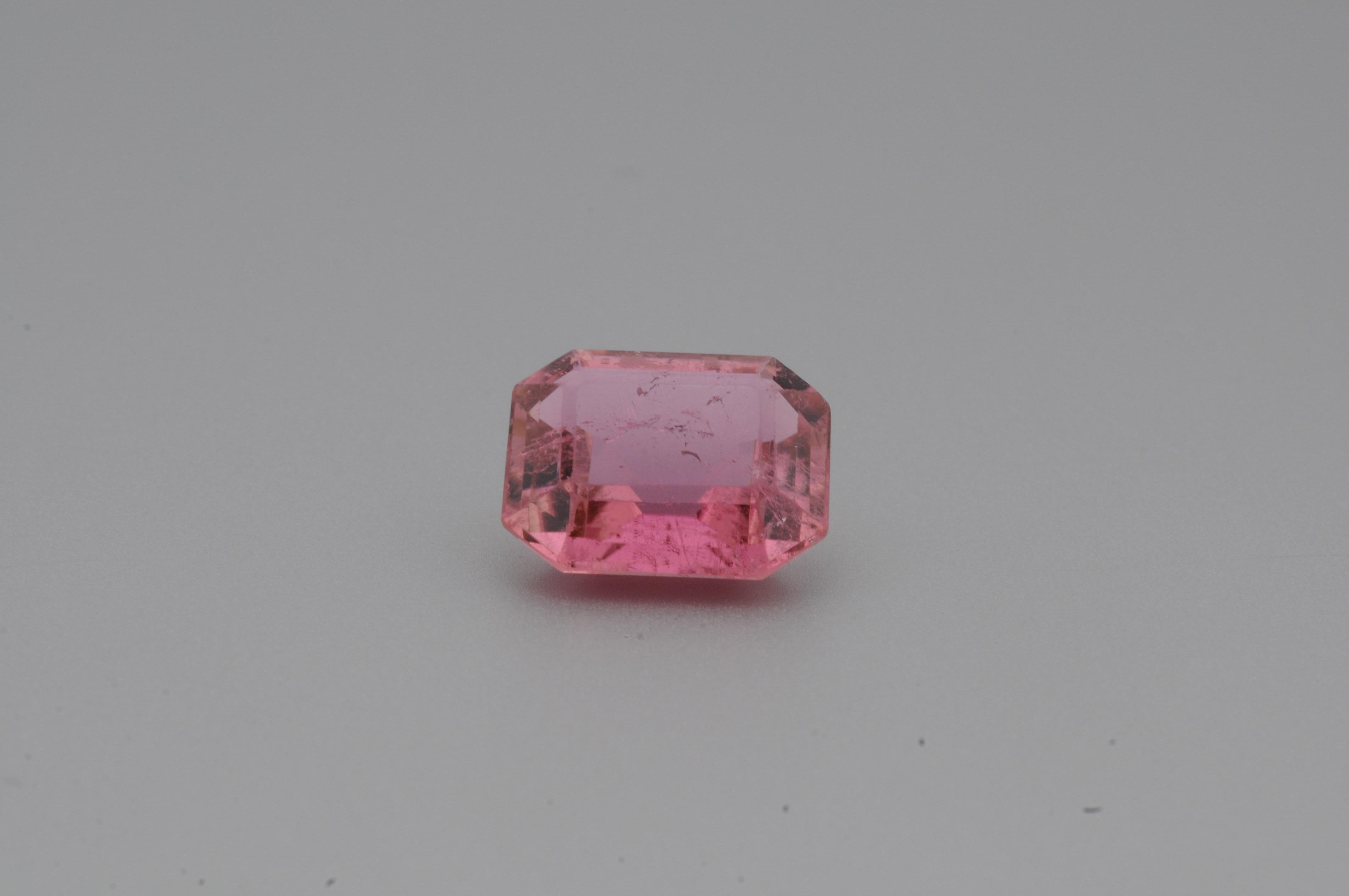 Turmalina Natural - 7.41 ct

Una turmalina natural con un peso de 7,41 ct. La gema presenta inclusiones visibles y cierto desgaste en los bordes de las facetas.

Se incluye un certificado y un informe gemológico que confirman la autenticidad y las