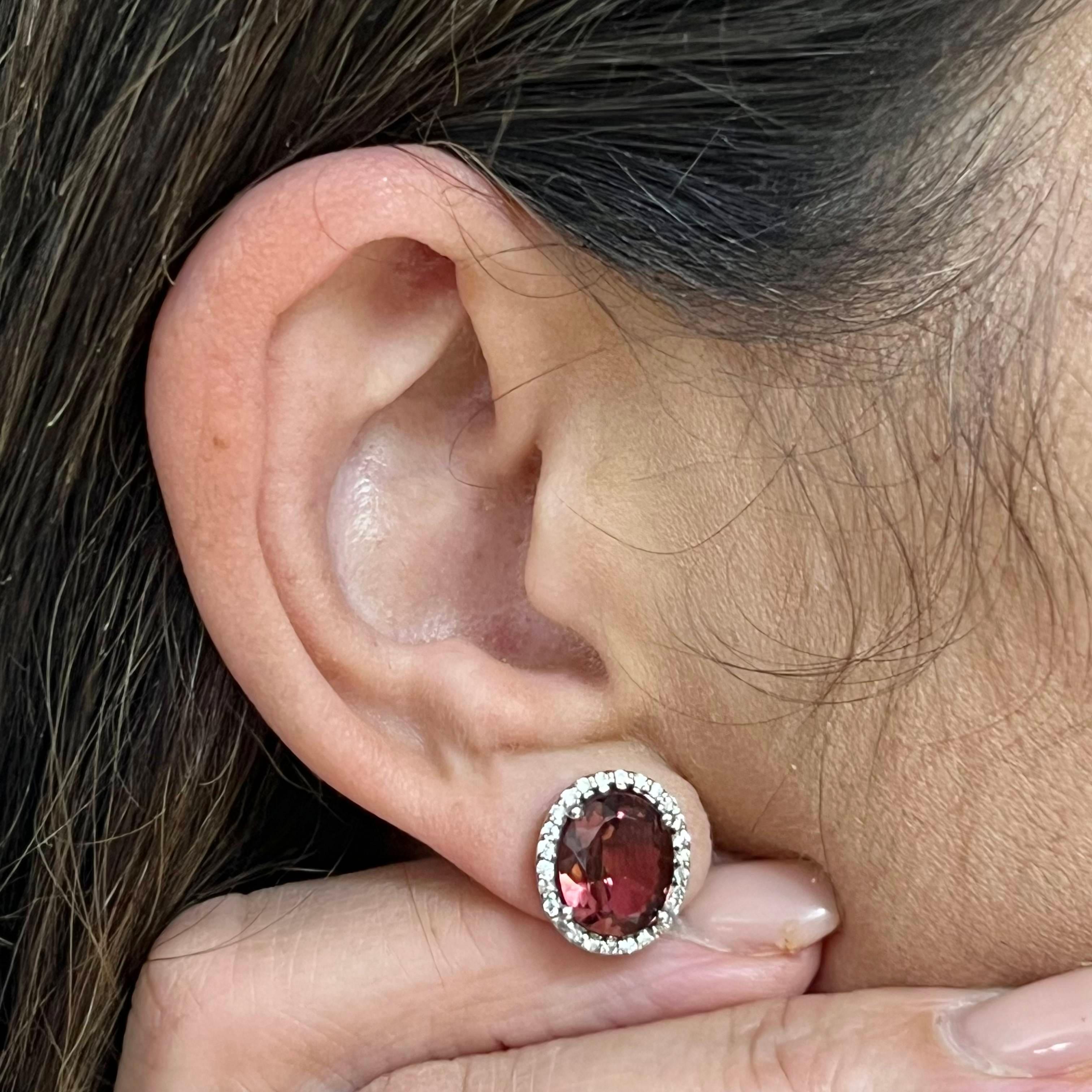 Natürliche fein facettiert Qualität Turmalin Diamant Ohrstecker 14k WG 5,85 TCW zertifiziert $6,950 121150

Dieses schöne Schmuckstück wurde von Enrico Kassini entworfen!

Nichts sagt mehr 
