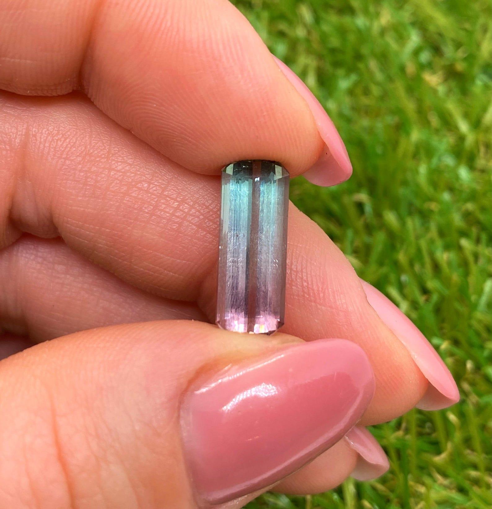 Pierre précieuse Tourmaline Nature 5.42 ct, taille octogonale, 16.92x6.66x5.23 mm, Origine Afghanistan, Certificat GFCO
Tourmaline melon d'eau naturelle, pierre en vrac 5.42 ct, Afghanistan .

Certifié par le laboratoire GFCO
Couleur des pierres :