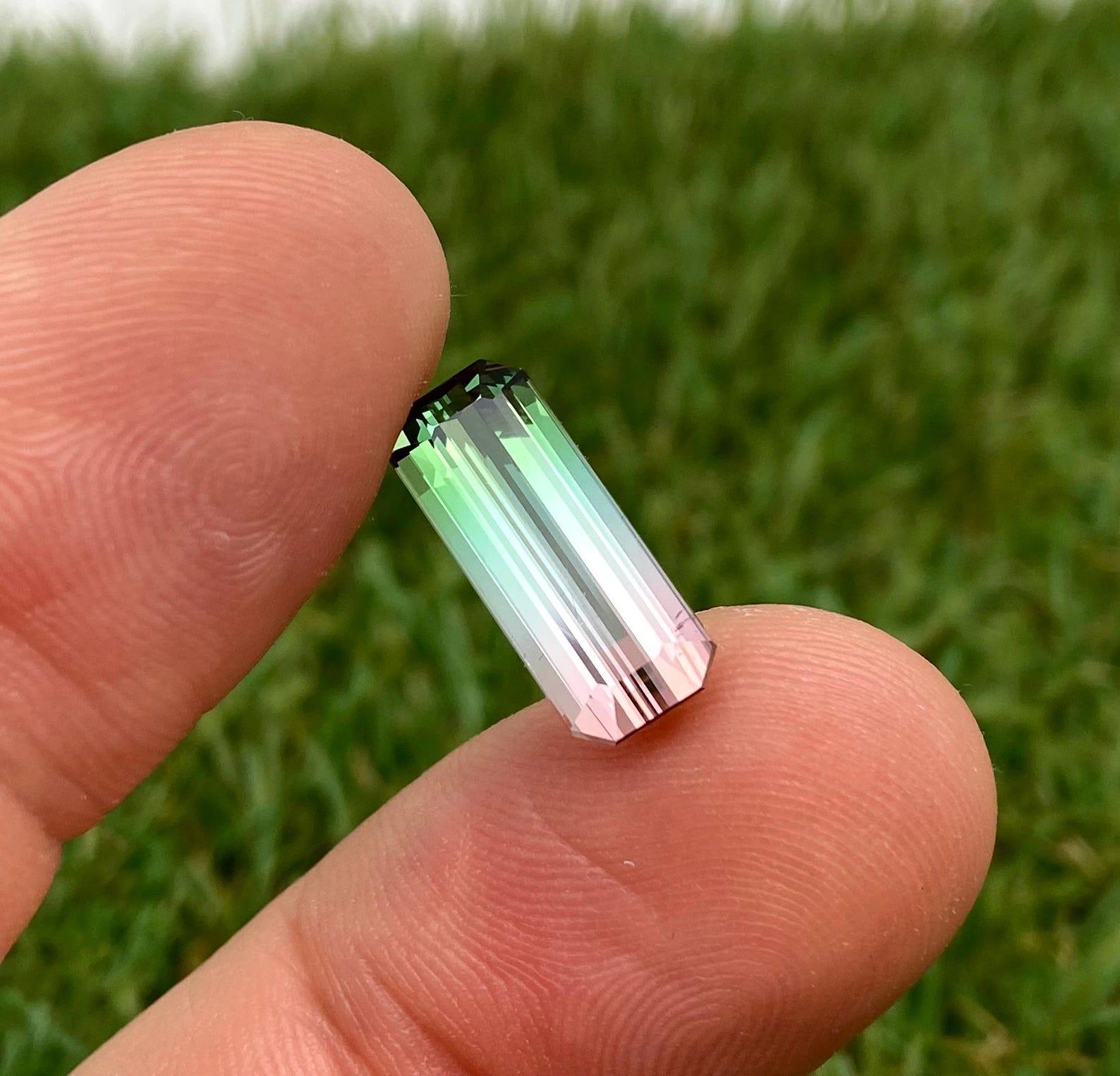 Tourmaline melon d'eau naturelle, pierre précieuse 5.69 ct, taille octogonale, 16.58x6.79x5.29 mm, Origine Afghanistan, Certificat GFCO

Certifié par le laboratoire GFCO
Couleur des pierres : rose et vert
Type de pierre précieuse : Tourmaline melon