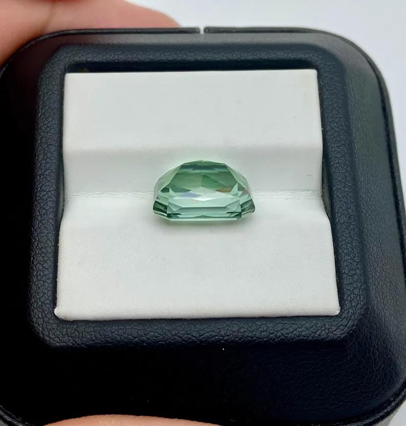 Pierre précieuse tourmaline naturelle de 6,43 carats Taille octogonale, 12,17 x 9,43 x6,96 mm, Nigeria Unisexe en vente