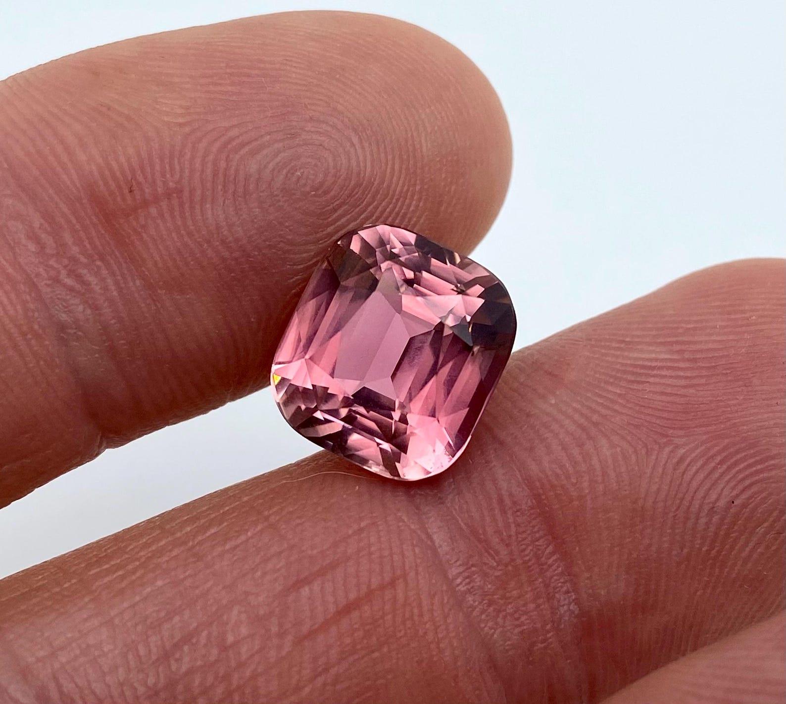 Gemma naturale di tormalina rosa proveniente dalla Nigeria.

Certificato dal laboratorio GFCO
Colore della pietra preziosa: rosa
Tipo di gemma: Tormalina rosa
Dimensioni della gemma: 12,05x11,06x8,89 mm
Grado di taglio: Molto buono
Chiarezza/Grado: