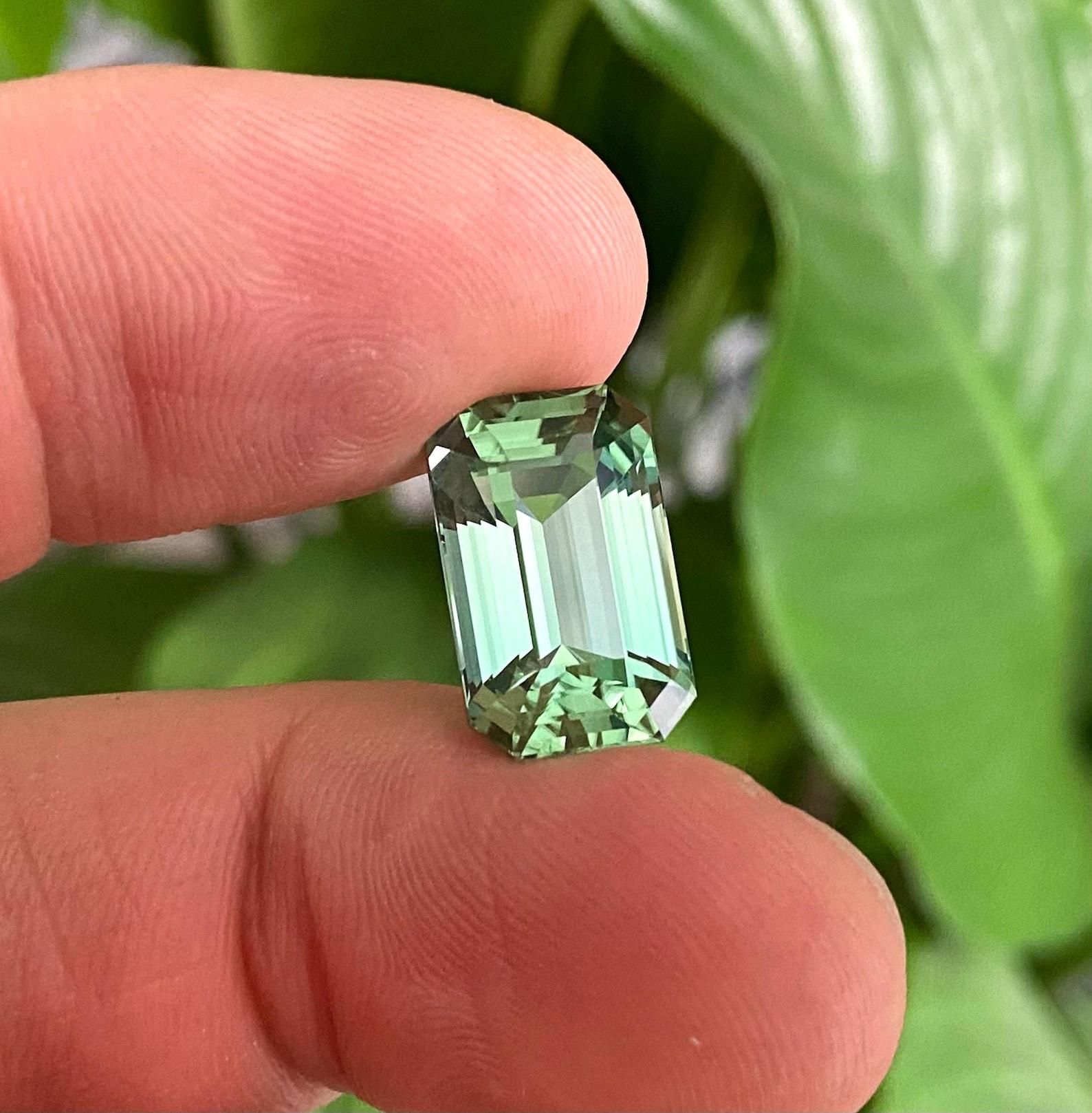 Taille octogone Tourmaline naturelle non sertie de 11,71 carats Taille octogonale, certificat vert menthe en vente