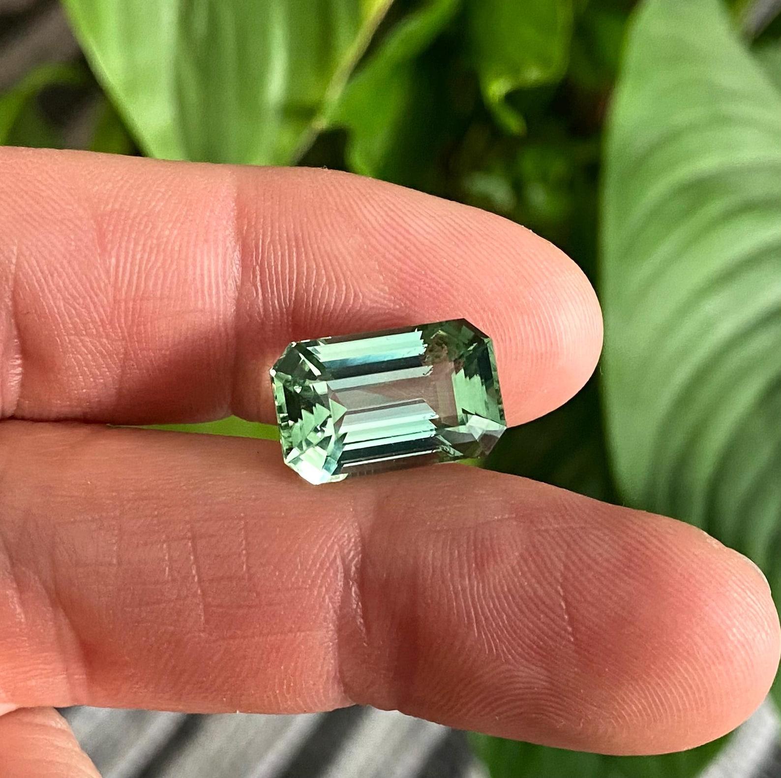 Tourmaline naturelle non sertie de 11,71 carats Taille octogonale, certificat vert menthe en vente 1