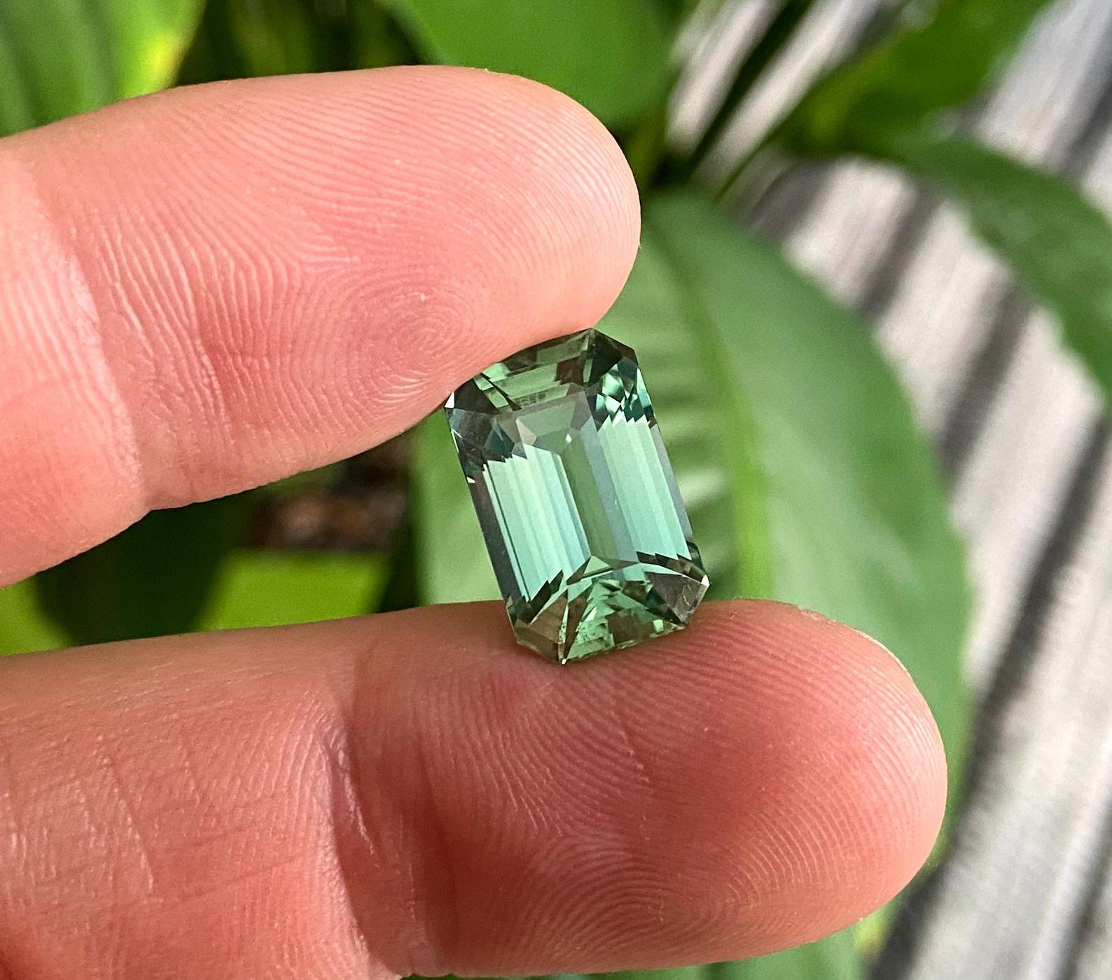 Tourmaline naturelle non sertie de 11,71 carats Taille octogonale, certificat vert menthe en vente 3