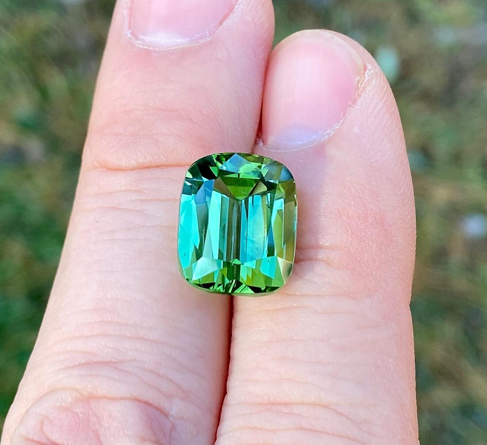 Tourmaline Naturelle pierre en vrac 12.24 ct, taille coussin, Origine Afghanistan, Certificat !

Certificat : GFCO
Couleur de la pierre : Vert vif
Type de pierre précieuse : Tourmaline
Taille de la pierre : 14.12x11.63x9.03 mm
Qualité de la coupe :