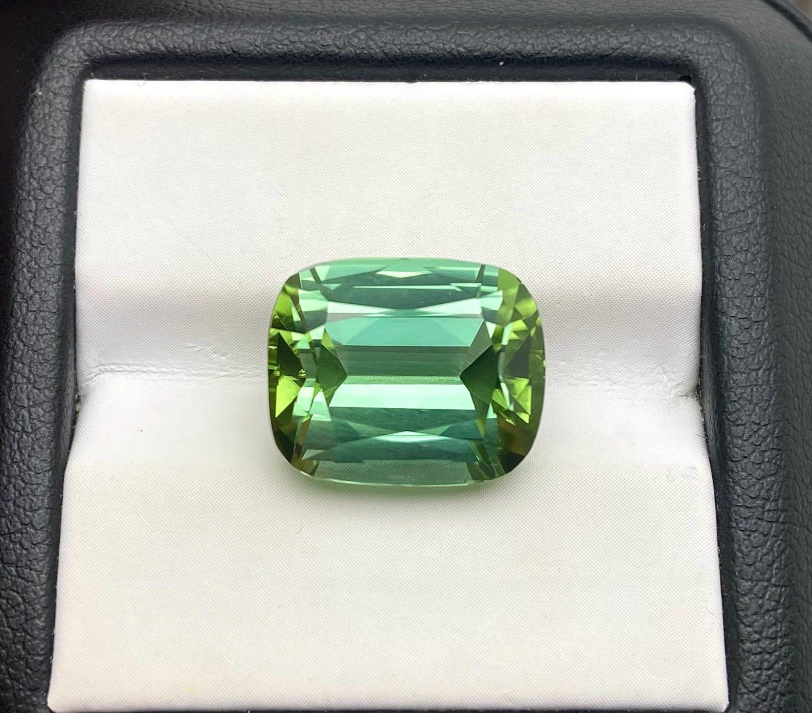 Taille coussin Tourmaline naturelle non sertie 12,24 carats, taille coussin Afghanistan, certificat en vente