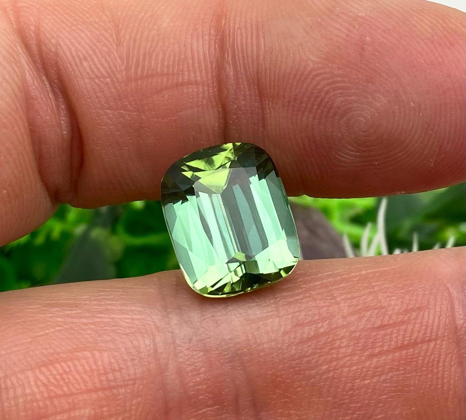 Tourmaline naturelle non sertie 12,24 carats, taille coussin Afghanistan, certificat Neuf - En vente à Daugavpils, LV