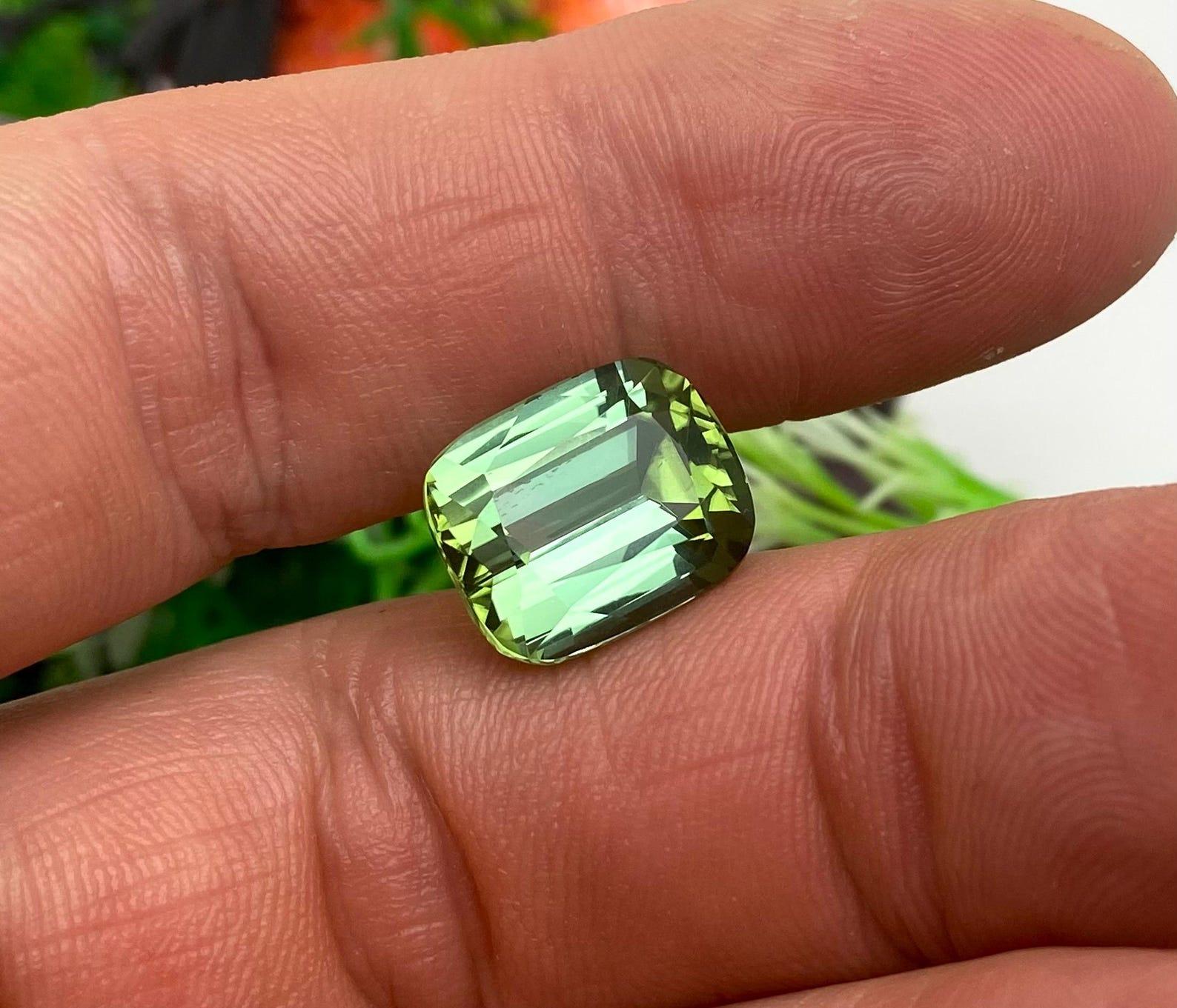Tourmaline naturelle non sertie 12,24 carats, taille coussin Afghanistan, certificat en vente 1