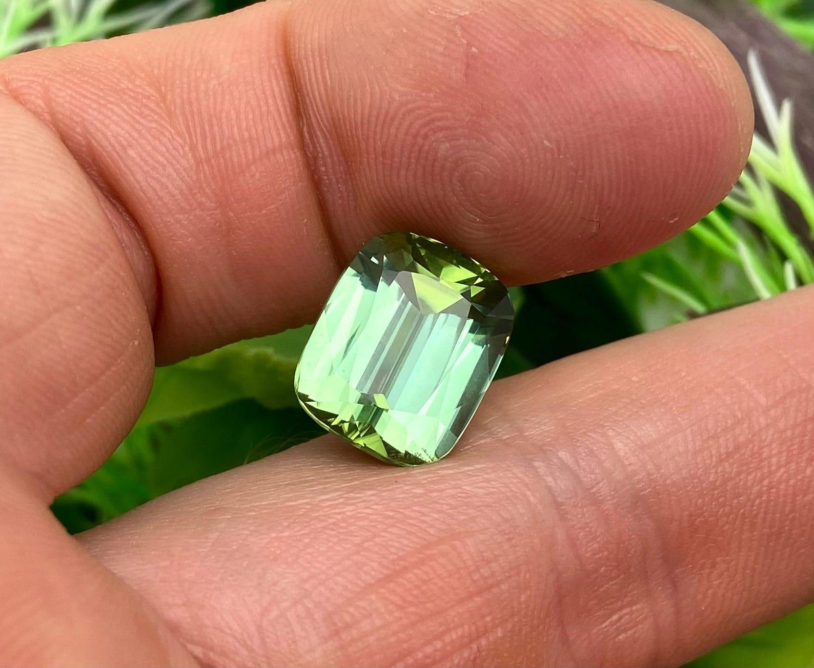 Tourmaline naturelle non sertie 12,24 carats, taille coussin Afghanistan, certificat en vente 2