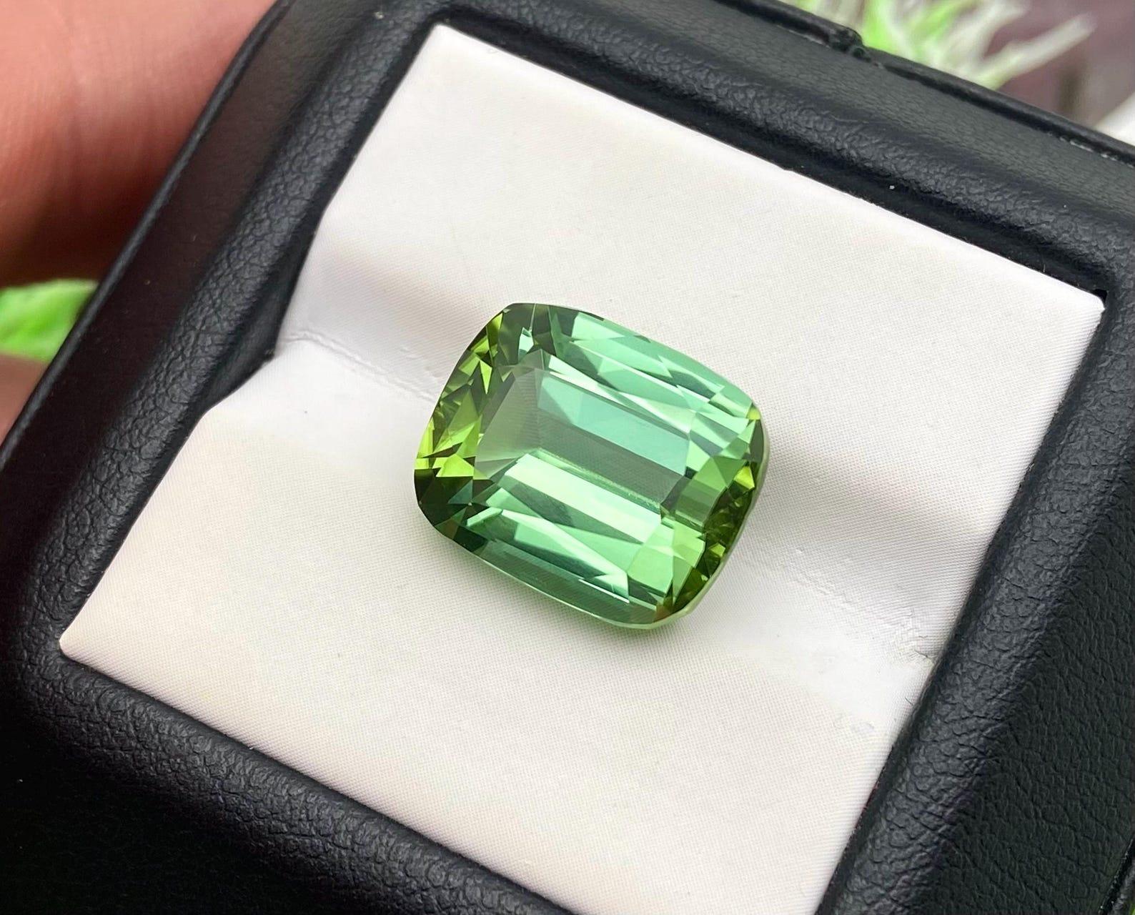 Tourmaline naturelle non sertie 12,24 carats, taille coussin Afghanistan, certificat en vente 3