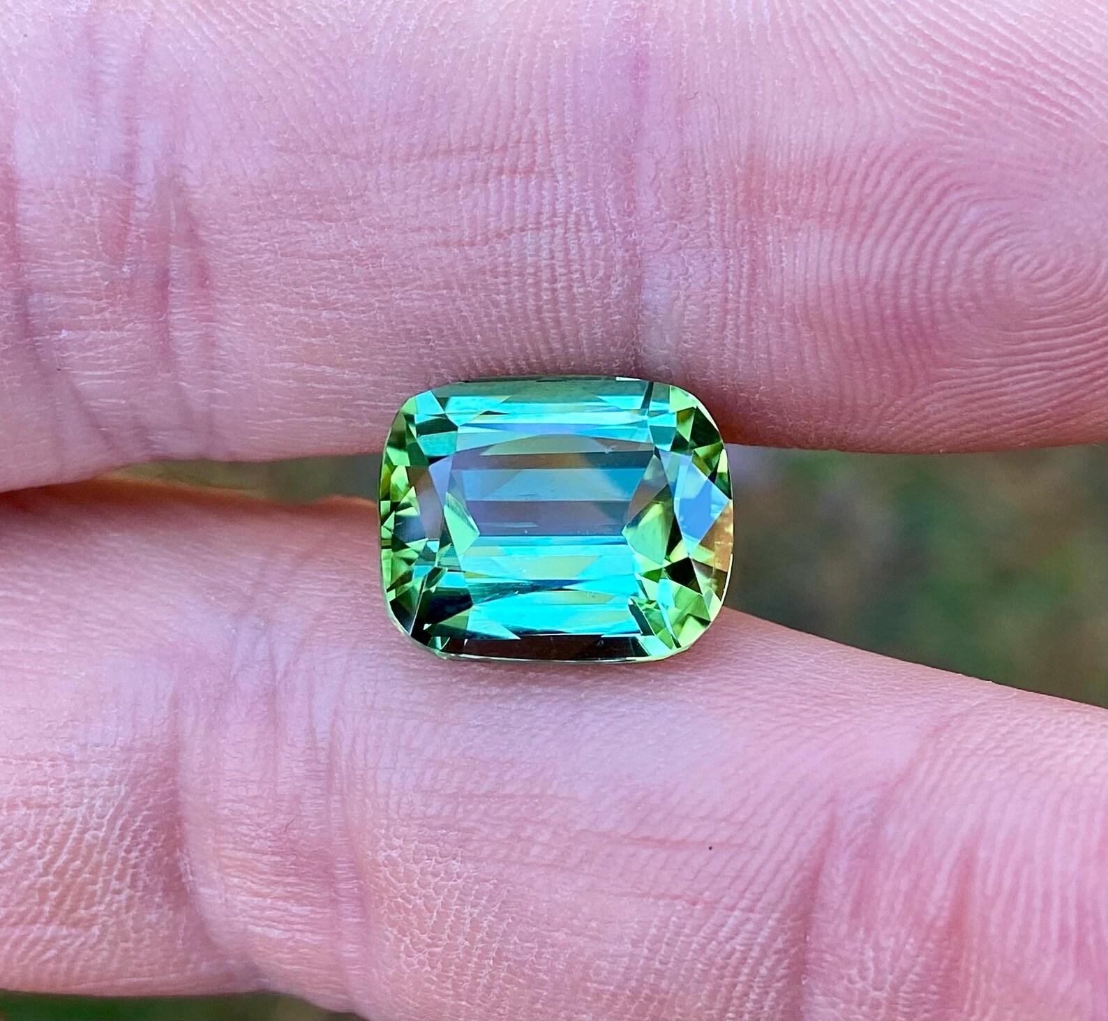 Tourmaline naturelle non sertie 12,24 carats, taille coussin Afghanistan, certificat en vente 3