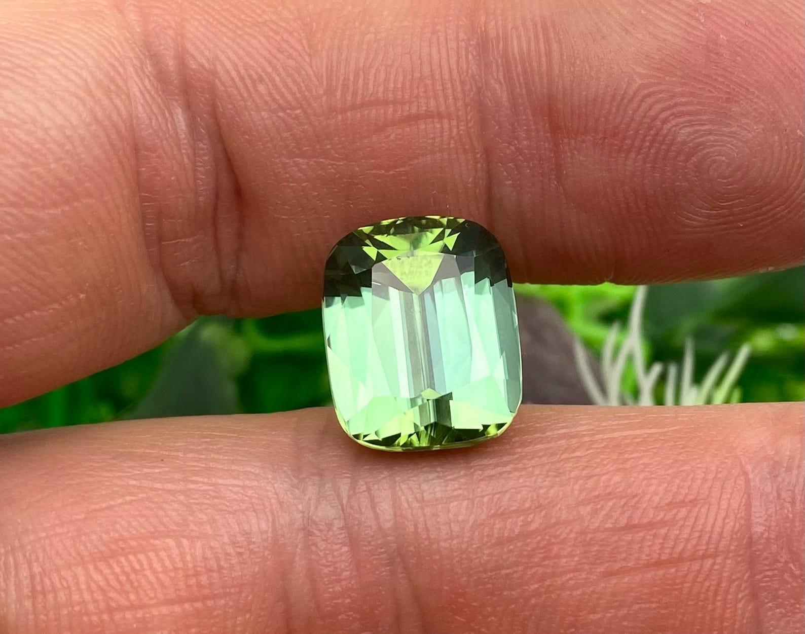 Tourmaline naturelle non sertie 12,24 carats, taille coussin Afghanistan, certificat en vente 4