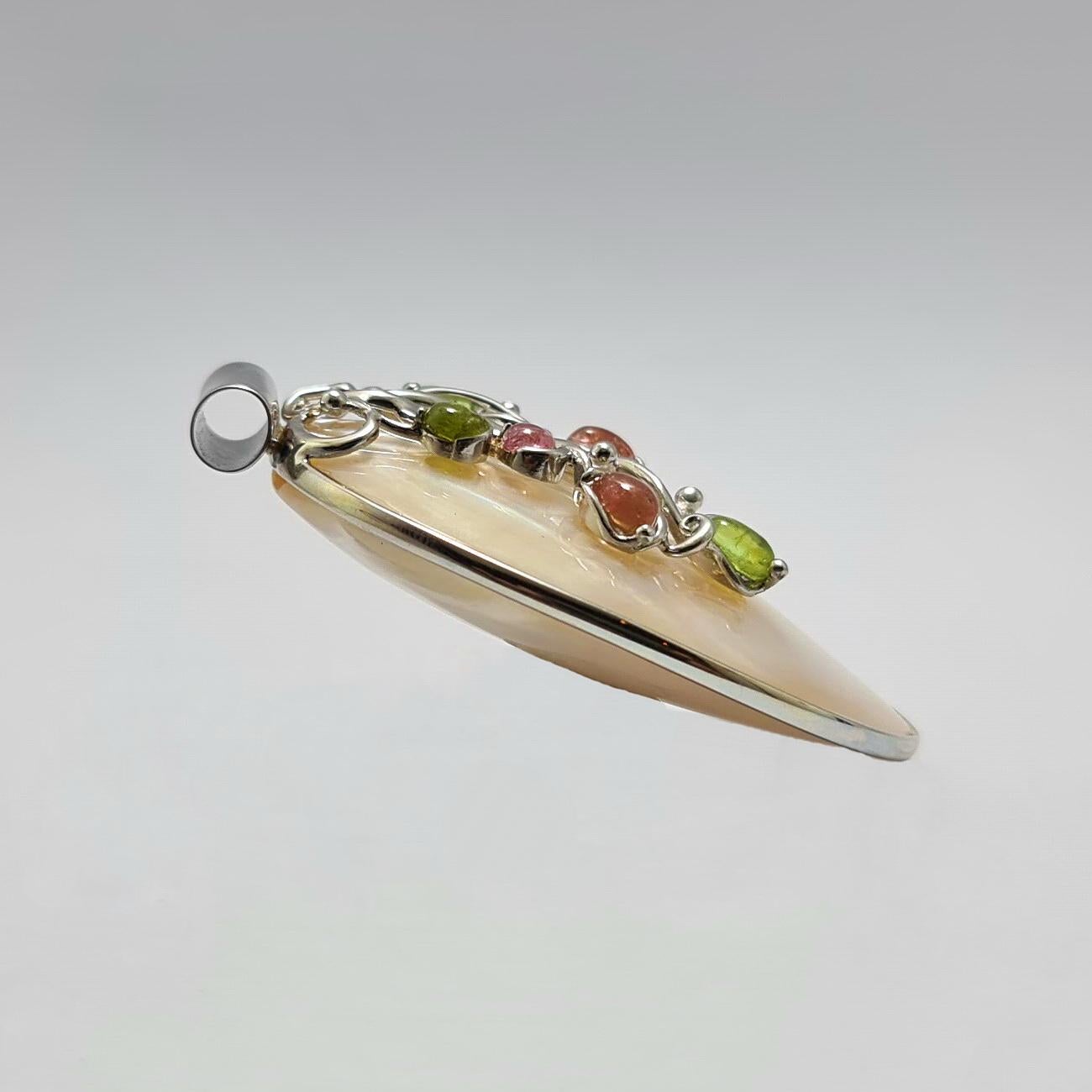 Natürlicher Turmalin-Perlmutt-Sterling-Silber-Anhänger (Cabochon) im Angebot