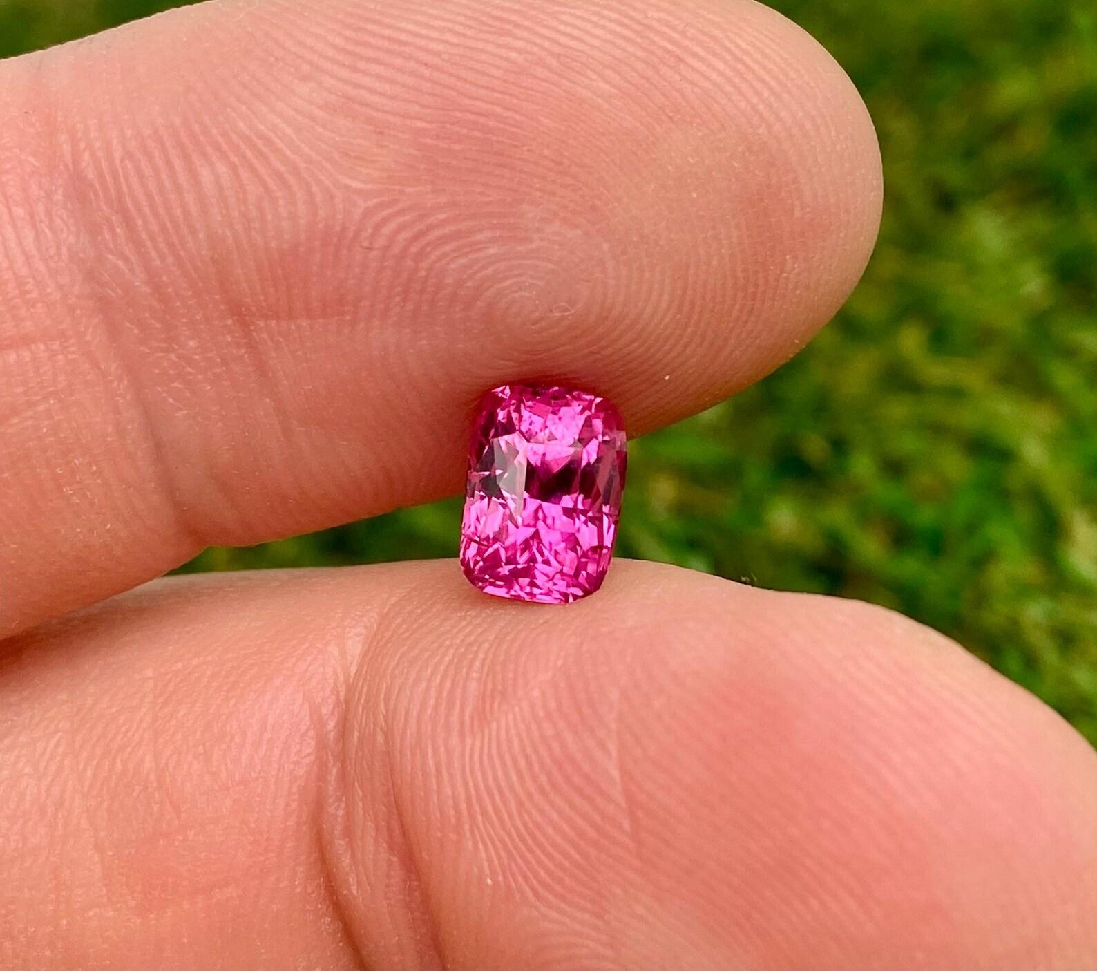 Taglio cuscino Gemma sciolta di tormalina naturale rubellite 2,11 ct., rosa VIVIDO , Certificato! in vendita