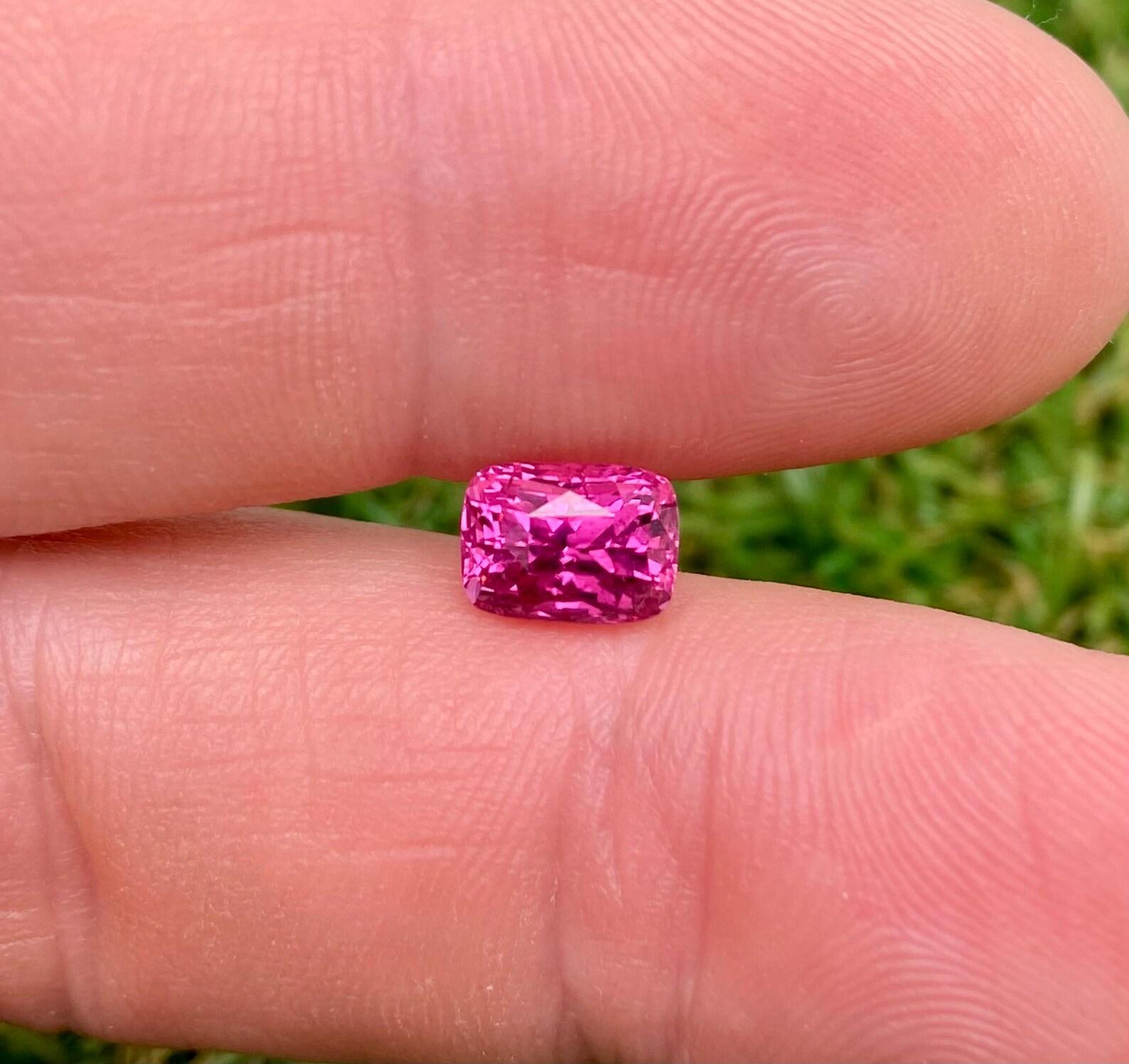 Gemma sciolta di tormalina naturale rubellite 2,11 ct., rosa VIVIDO , Certificato! in vendita 2