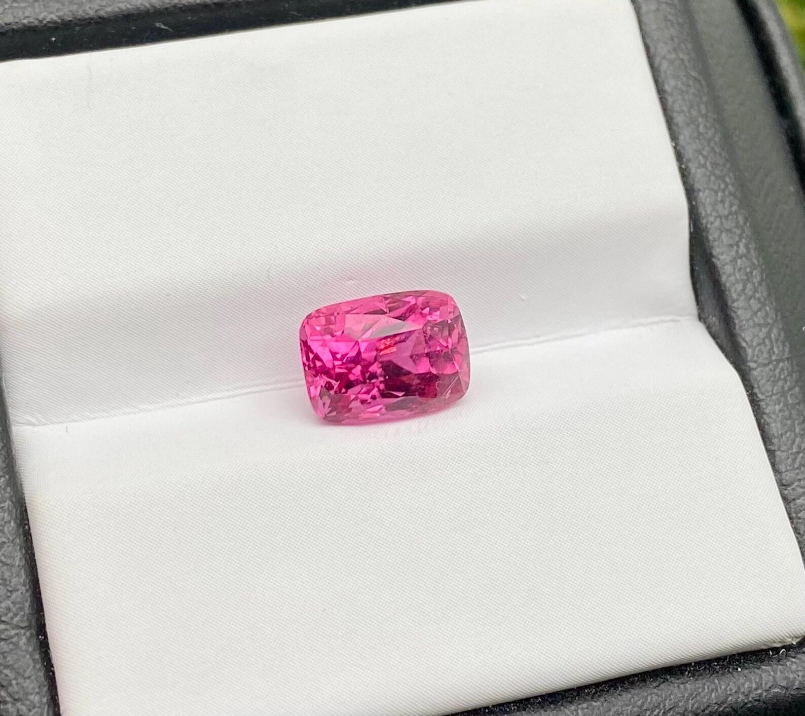 Gemma sciolta di tormalina naturale rubellite 2,11 ct., rosa VIVIDO , Certificato! in vendita 3