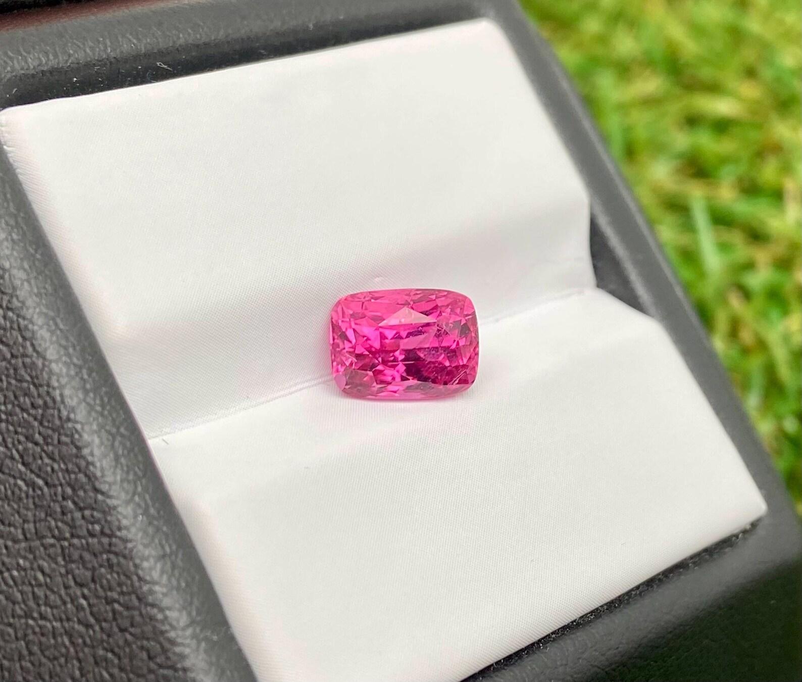 Gemma sciolta di tormalina naturale rubellite 2,11 ct., rosa VIVIDO , Certificato! in vendita 4