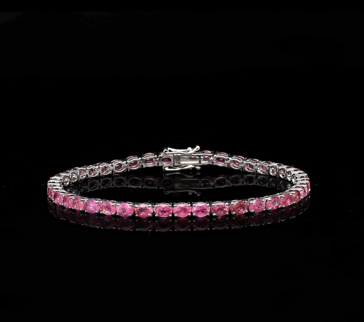 Für die Freigabe der Sendung müssen Sie keine Steuern zahlen. Wir übernehmen die Steuer und die Versandkosten.

Dieses atemberaubende, von einem Designer gefertigte Armband ist aus 18 Karat Gold gefertigt und mit einem Turmalin besetzt. Der warme