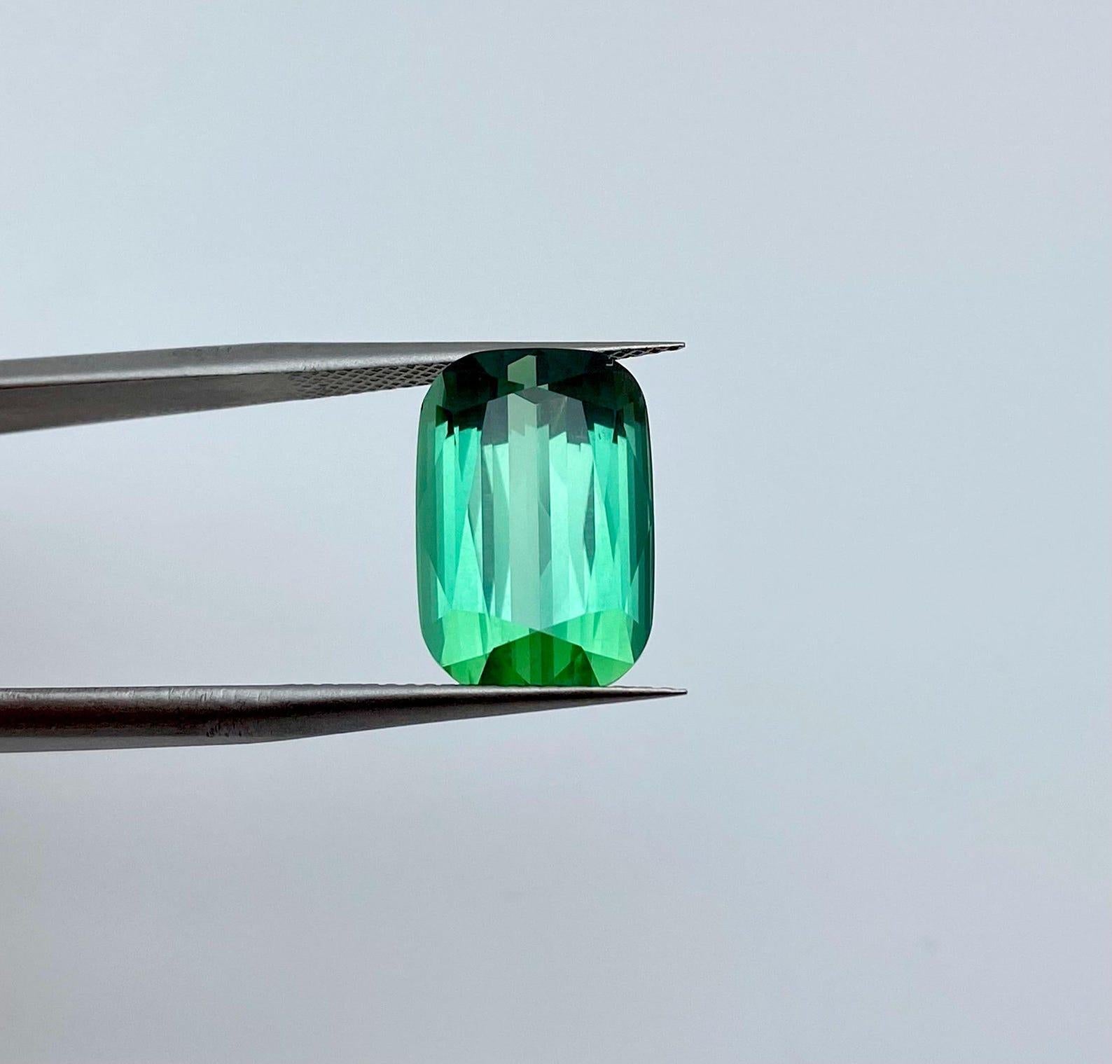 Turmalina natural verde azulado vivo 9,34 ct. gema, talla cojín, afganista en Nuevo estado para la venta en Daugavpils, LV