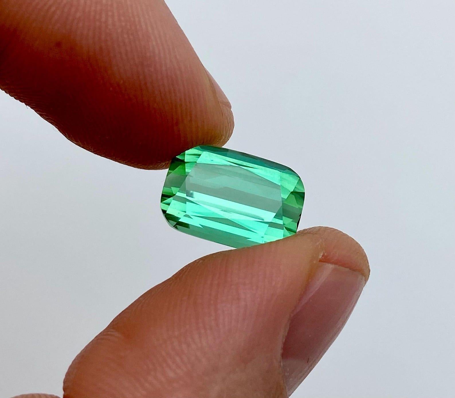 Turmalina natural verde azulado vivo 9,34 ct. gema, talla cojín, afganista en venta 1