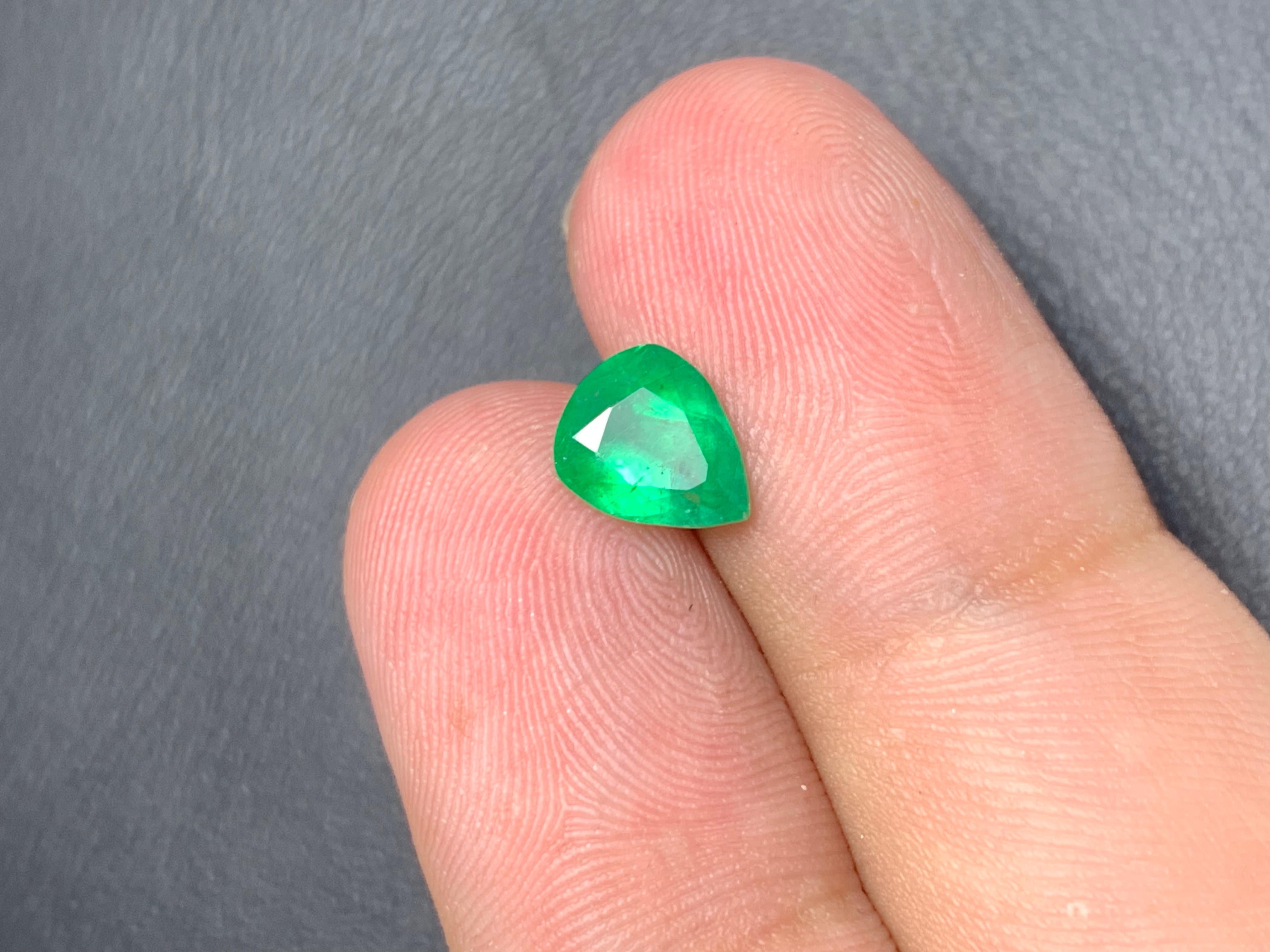 Natural Transparent Green Emerald 1.50 Carat Pear Cut Loose Gemstone from Swat For Sale 3