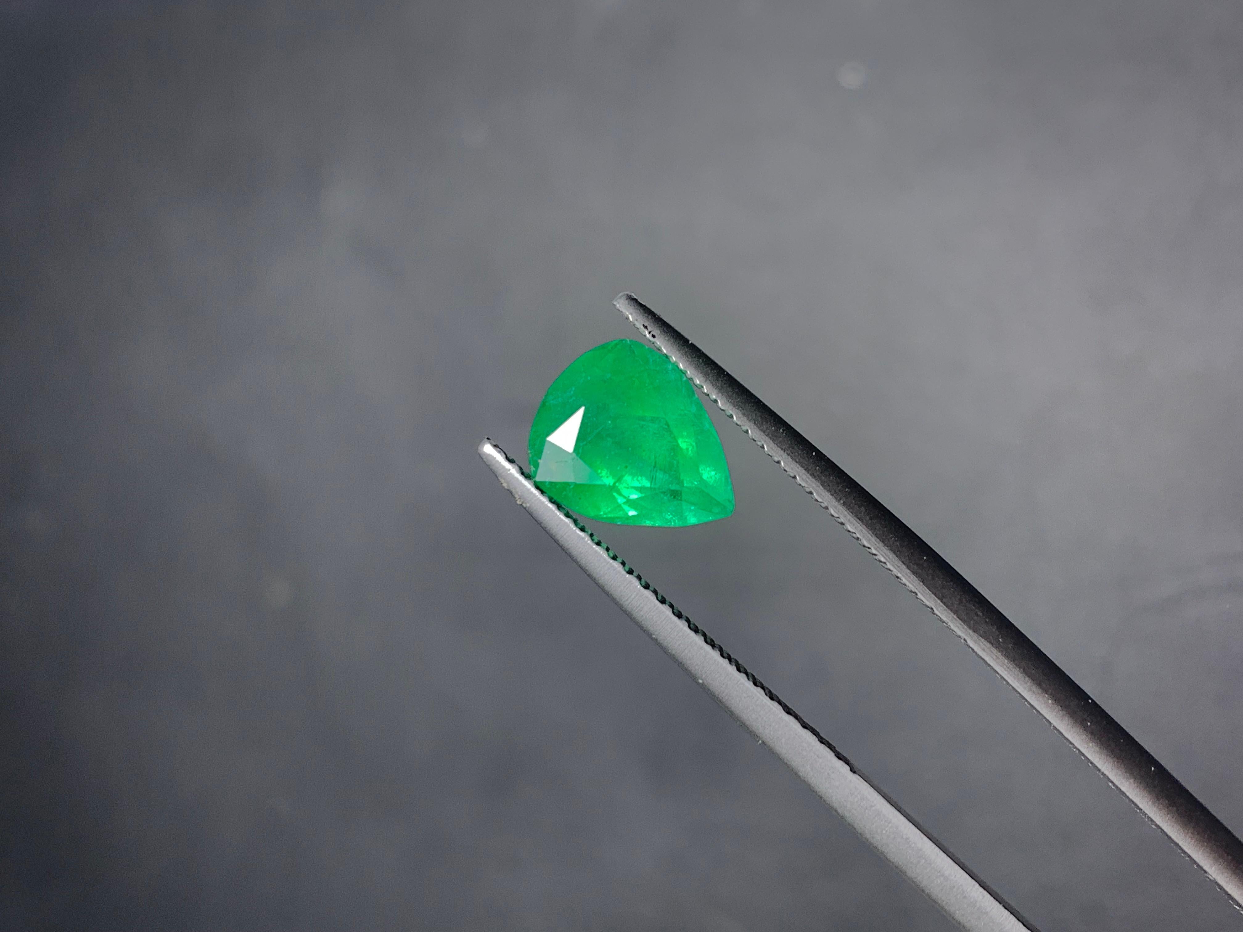 natürlicher Transparenter grüner Smaragd im Birnenschliff 1,50 Karat Loser Edelstein von Swat (Tropfenschliff) im Angebot