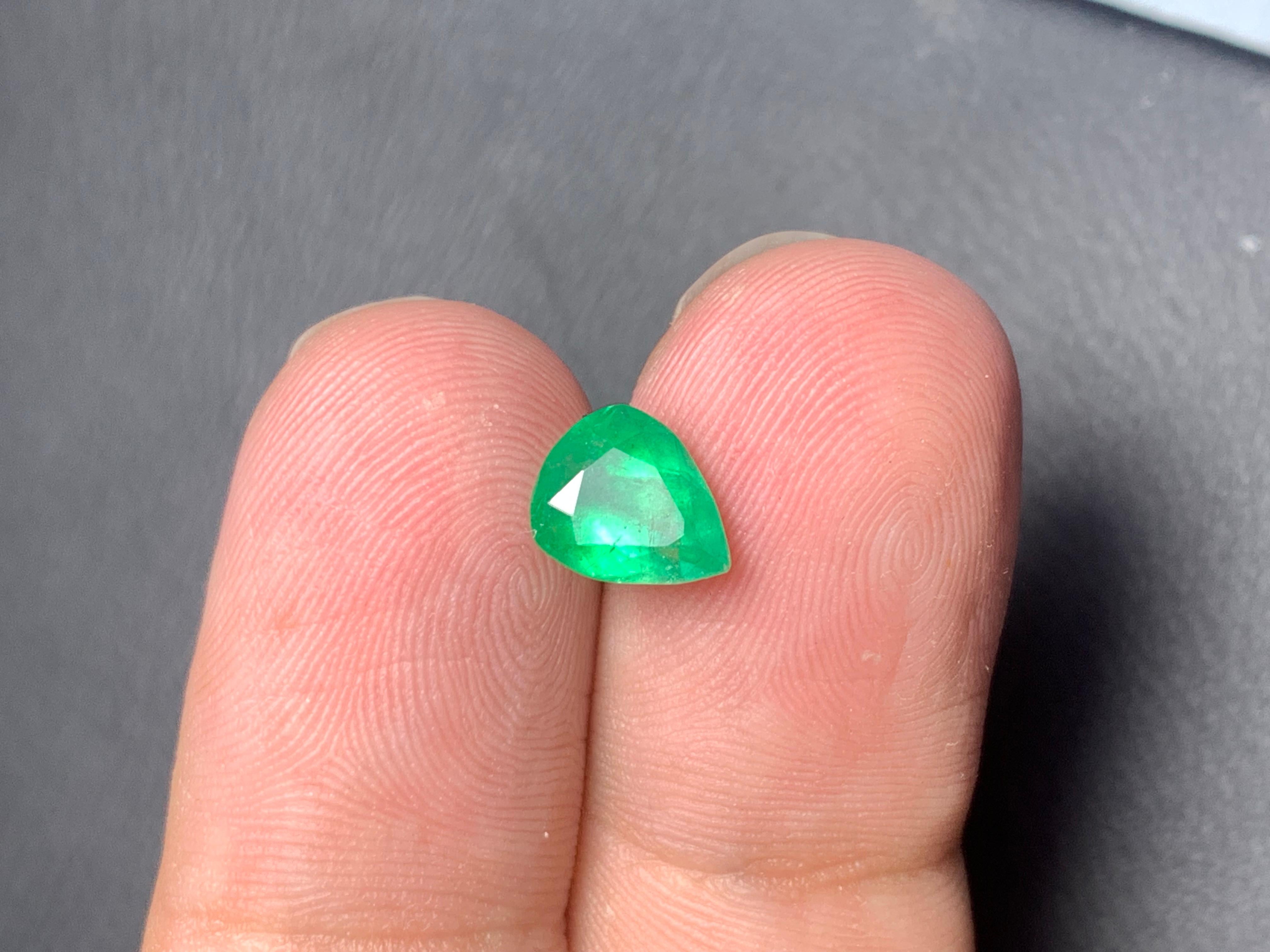 Arts and Crafts Natural Transparent Green Emerald 1.50 Carat Pear Cut Loose Gemstone from Swat For Sale