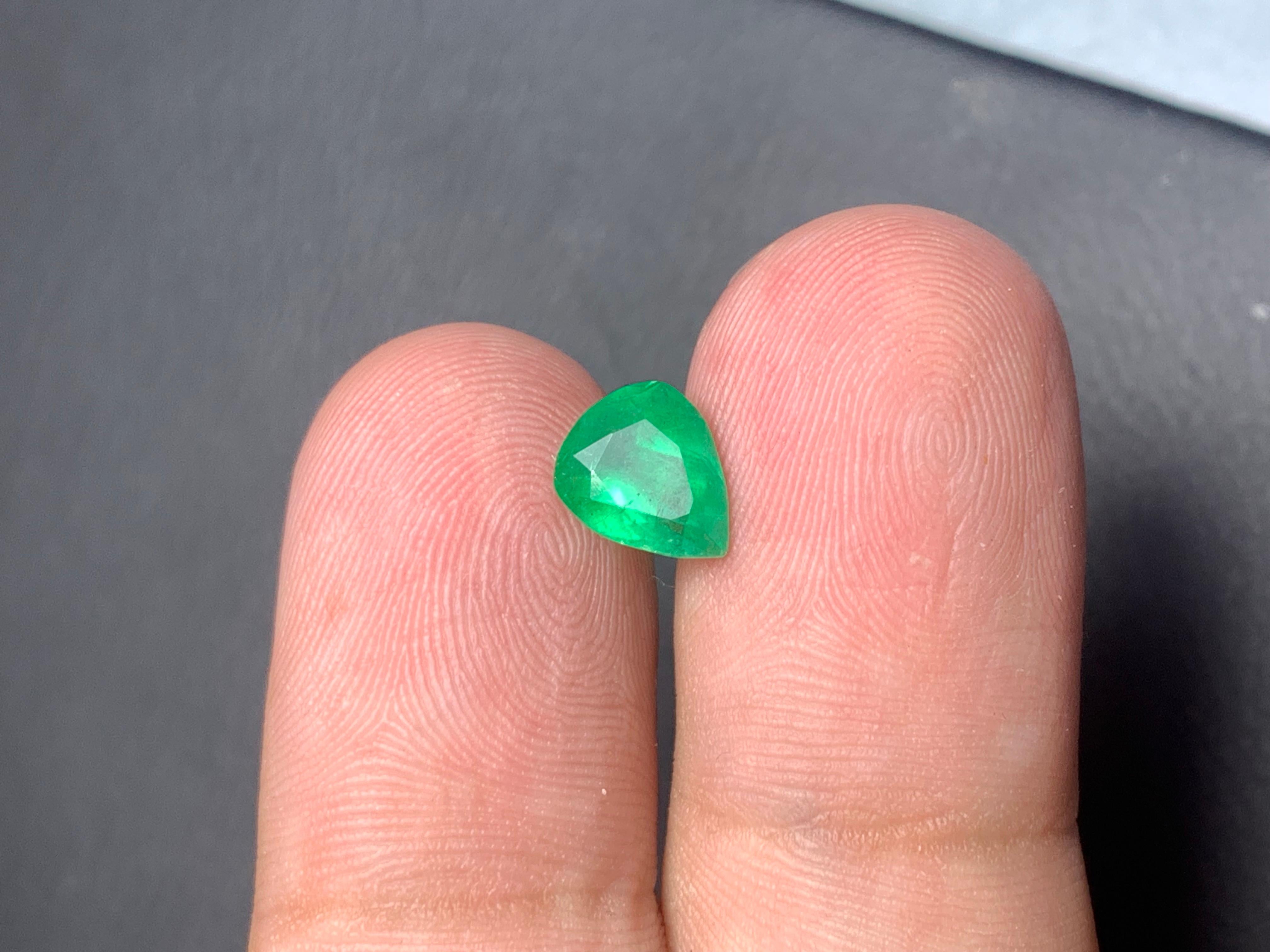 Natural Transparent Green Emerald 1.50 Carat Pear Cut Loose Gemstone from Swat In New Condition For Sale In Peshawar, PK