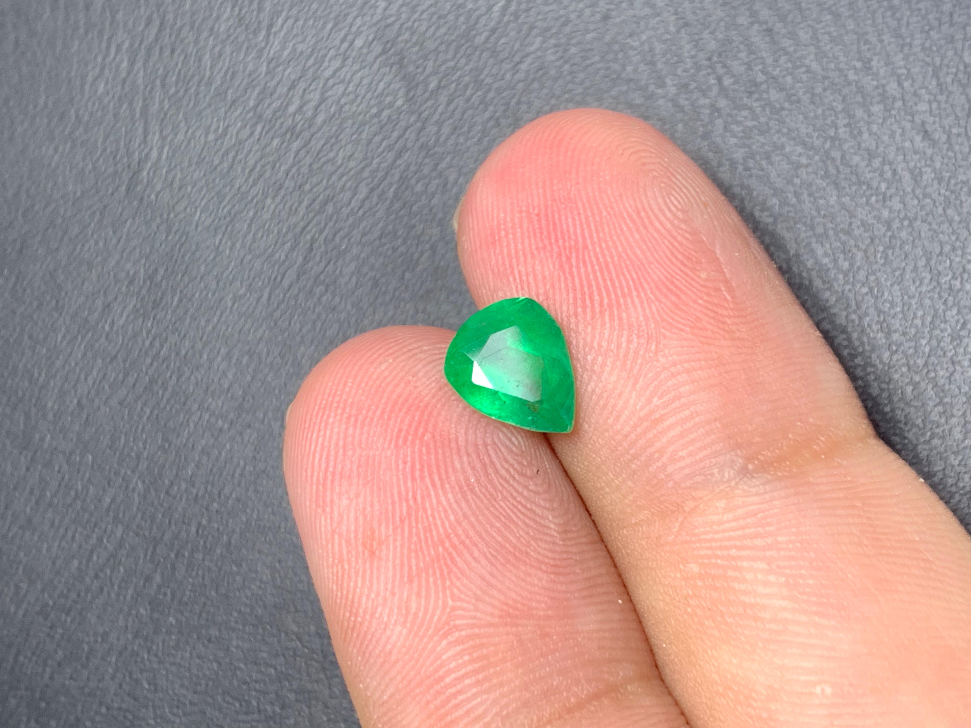 Natural Transparent Green Emerald 1.50 Carat Pear Cut Loose Gemstone from Swat For Sale 1