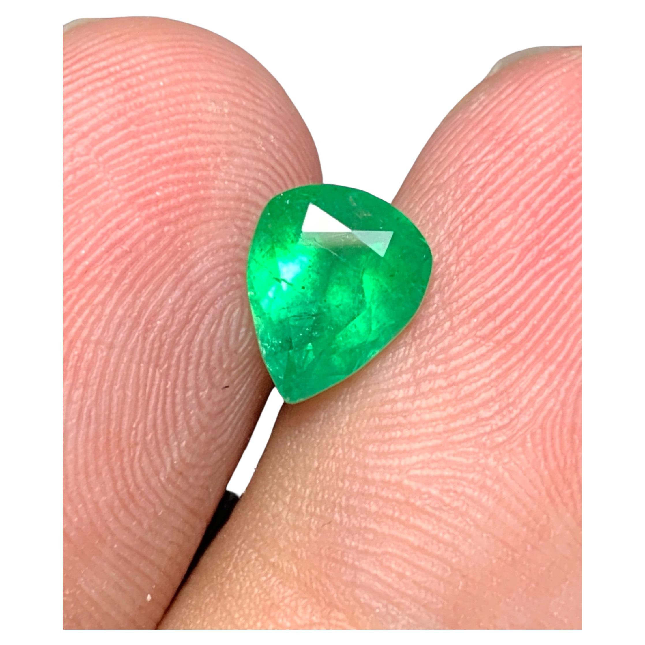 Pierre précieuse non sertie d'une émeraude verte naturelle transparente de 1,50 carat taillée en poire de Swat en vente
