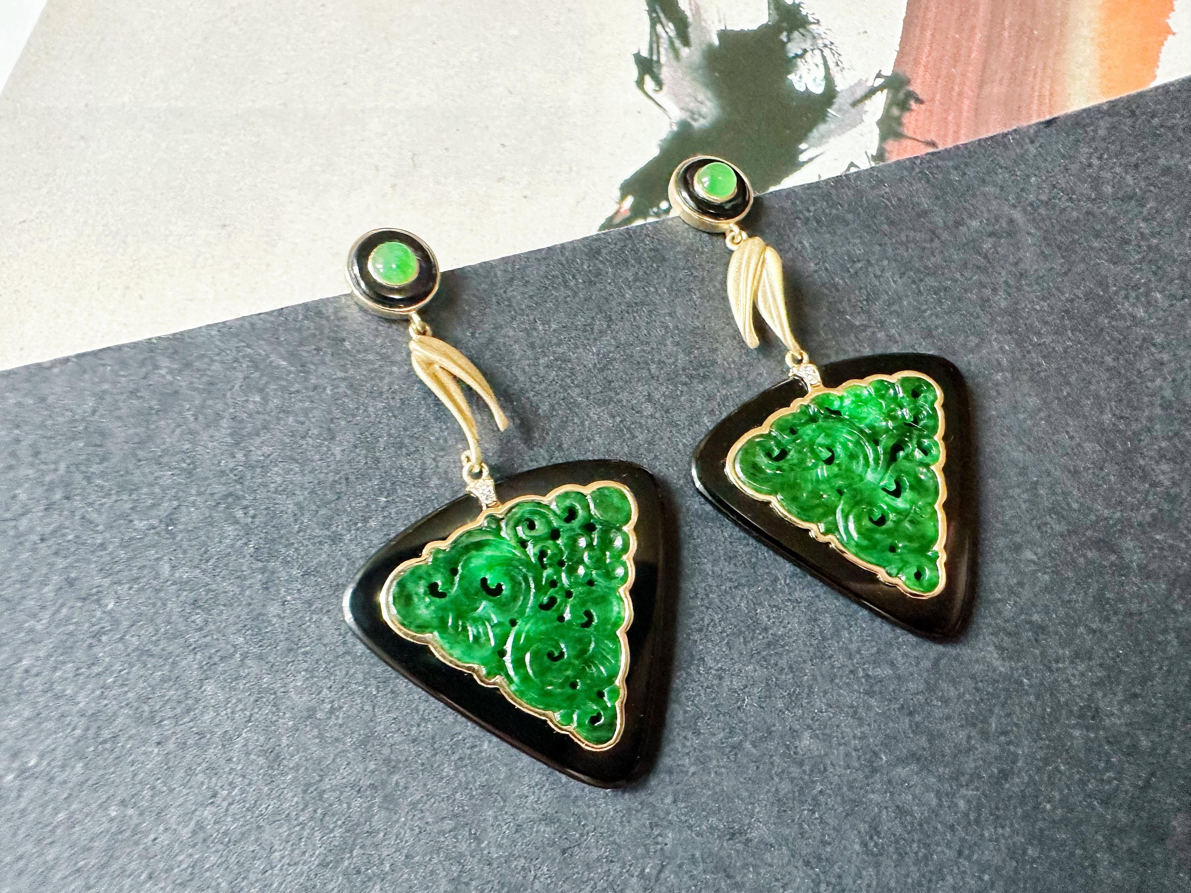Boucles d'oreilles sculptées en jade triangulaire naturel en agate noire, or 18 carats et diamants en vente 4