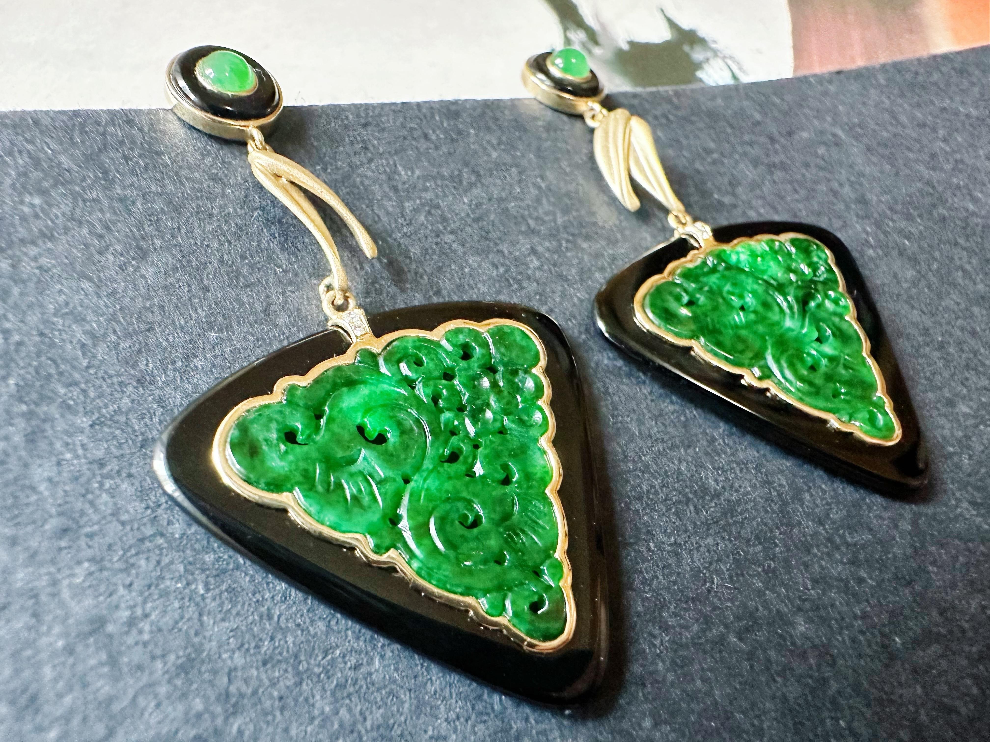Boucles d'oreilles sculptées en jade triangulaire naturel en agate noire, or 18 carats et diamants en vente 7