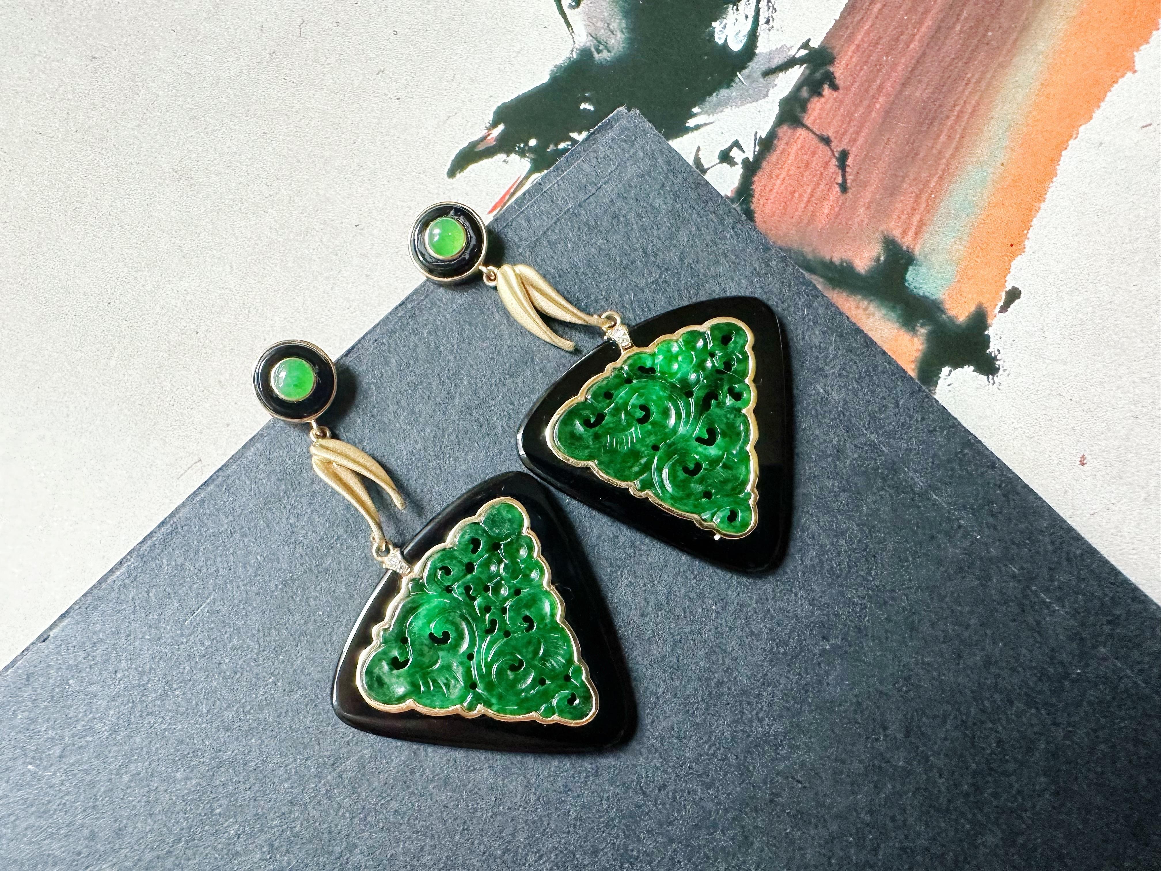 Ces boucles d'oreilles triangulaires en jade sculpté, joliment entourées d'agate noire, sont d'une élégance inspirée de la Nature. Serties dans un luxueux or 18 carats, ces boucles d'oreilles présentent des motifs complexes de feuilles de bambou qui