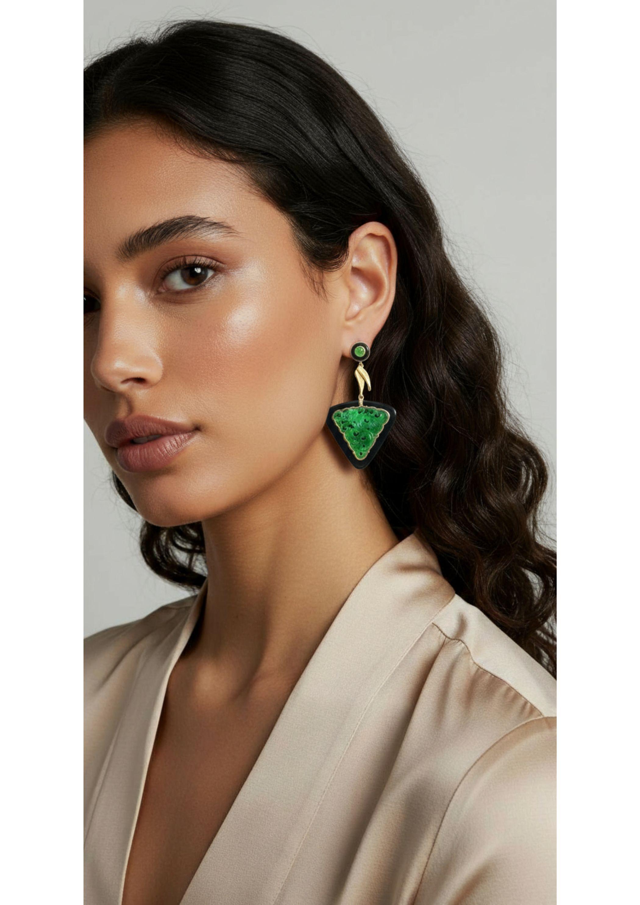 Ces boucles d'oreilles triangulaires en jade sculpté, joliment entourées d'agate noire, sont d'une élégance inspirée de la Nature. Serties dans un luxueux or 18 carats, ces boucles d'oreilles présentent des motifs complexes de feuilles de bambou qui