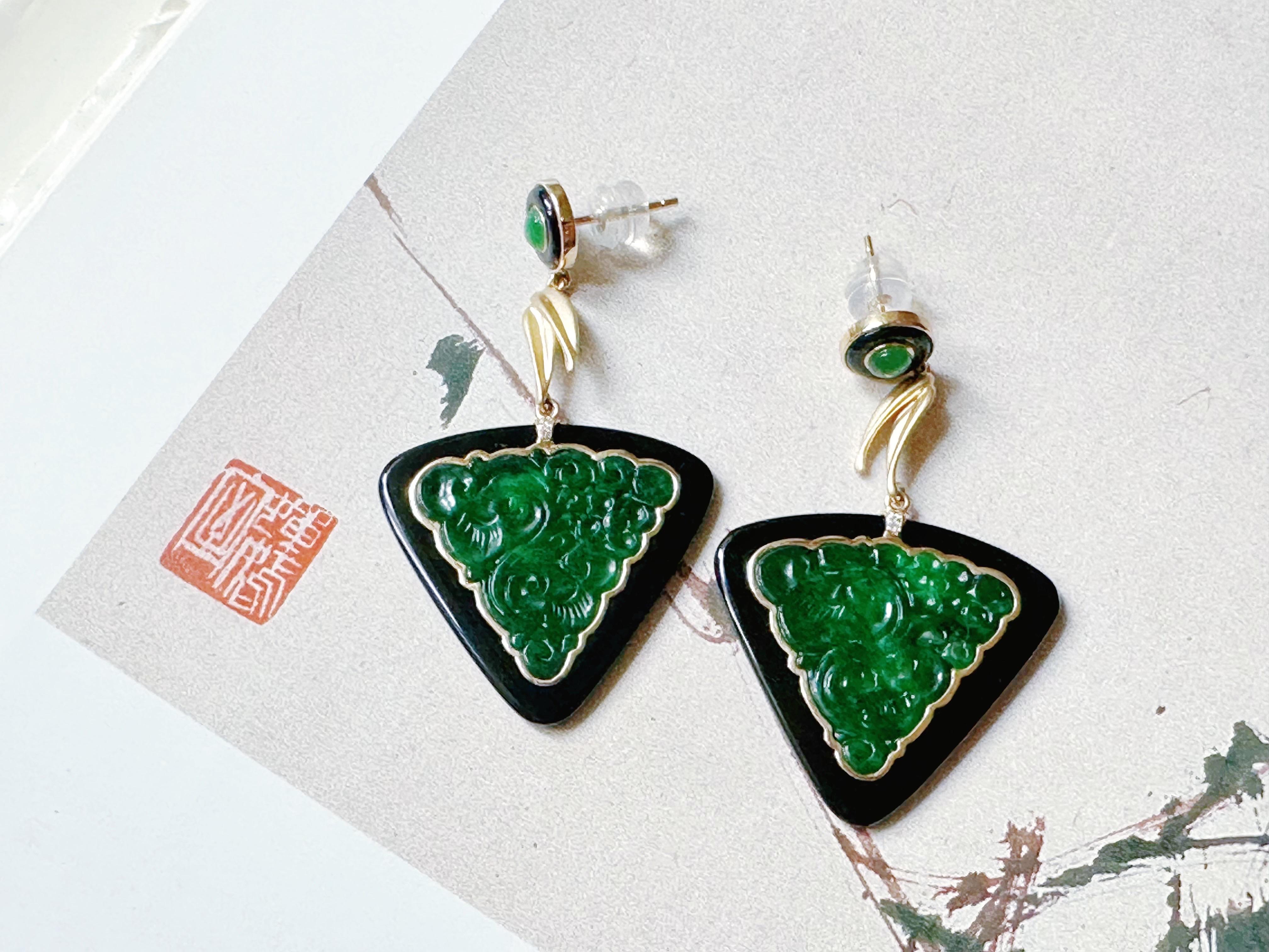 Art nouveau Boucles d'oreilles sculptées en jade triangulaire naturel en agate noire, or 18 carats et diamants en vente