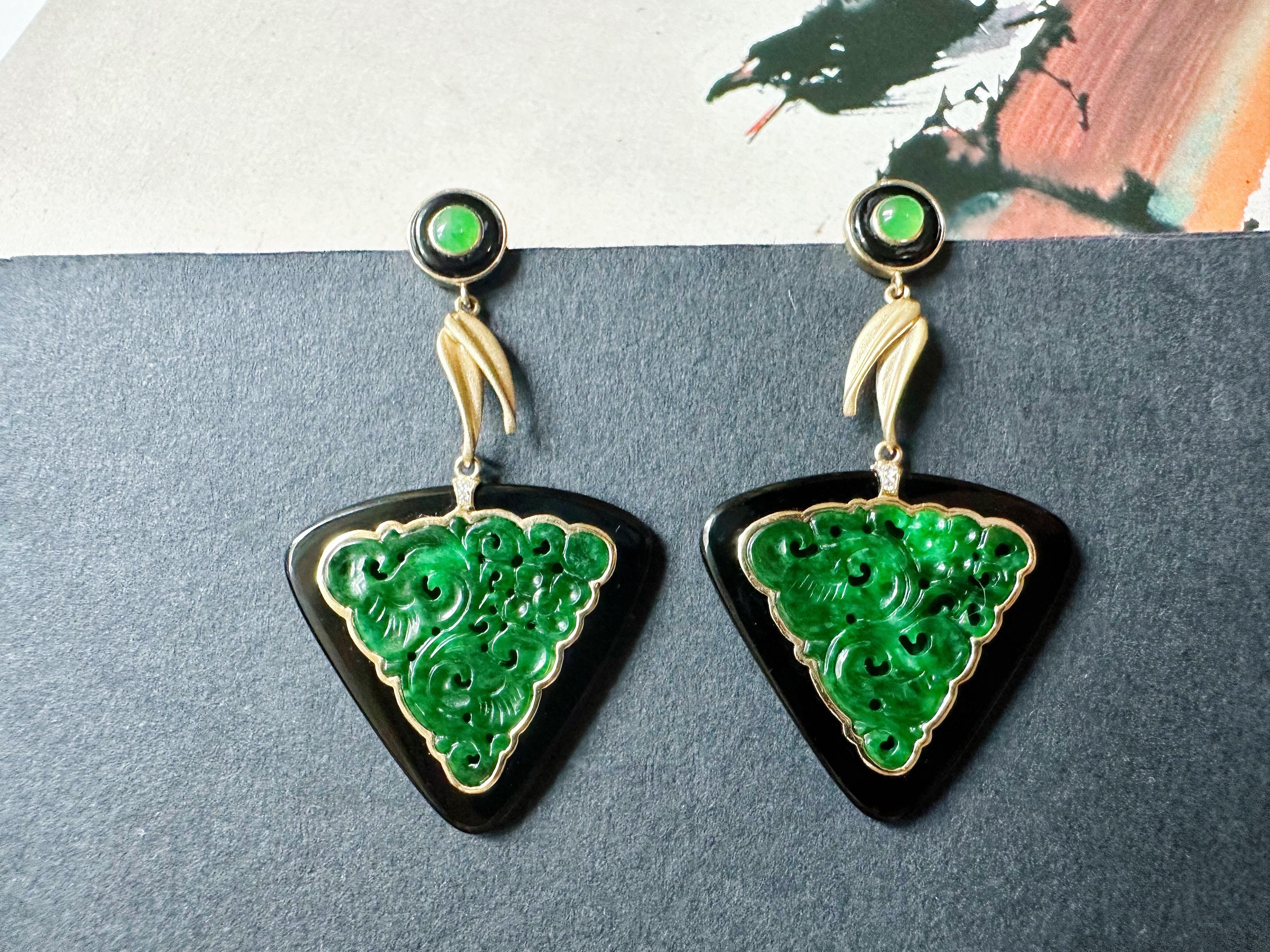 Taille trillion Boucles d'oreilles sculptées en jade triangulaire naturel en agate noire, or 18 carats et diamants en vente